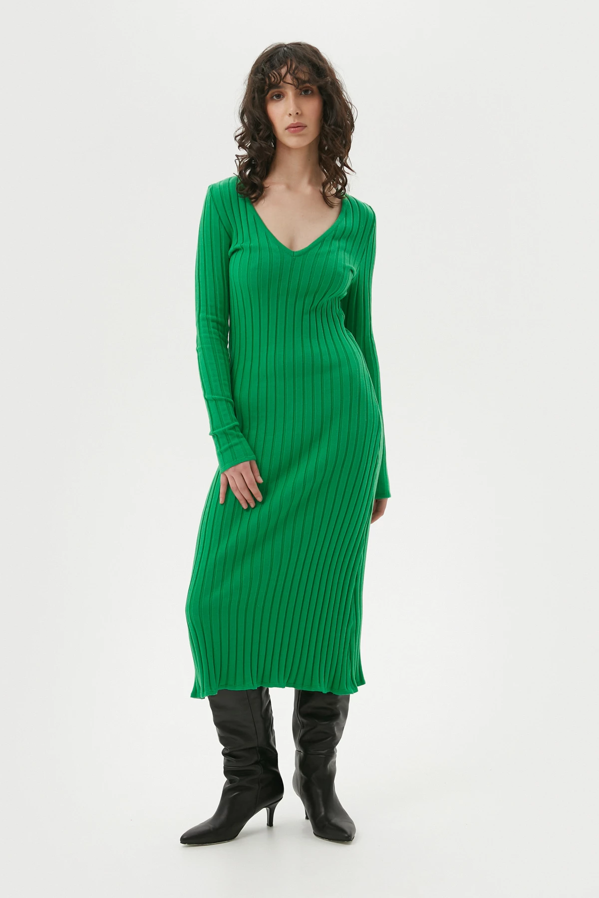 Зеленое вязаное платье миди в широкий рубчик с вискозой, фото 2