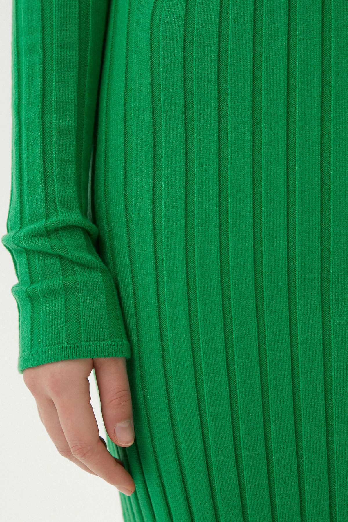 Зеленое вязаное платье миди в широкий рубчик с вискозой, фото 4