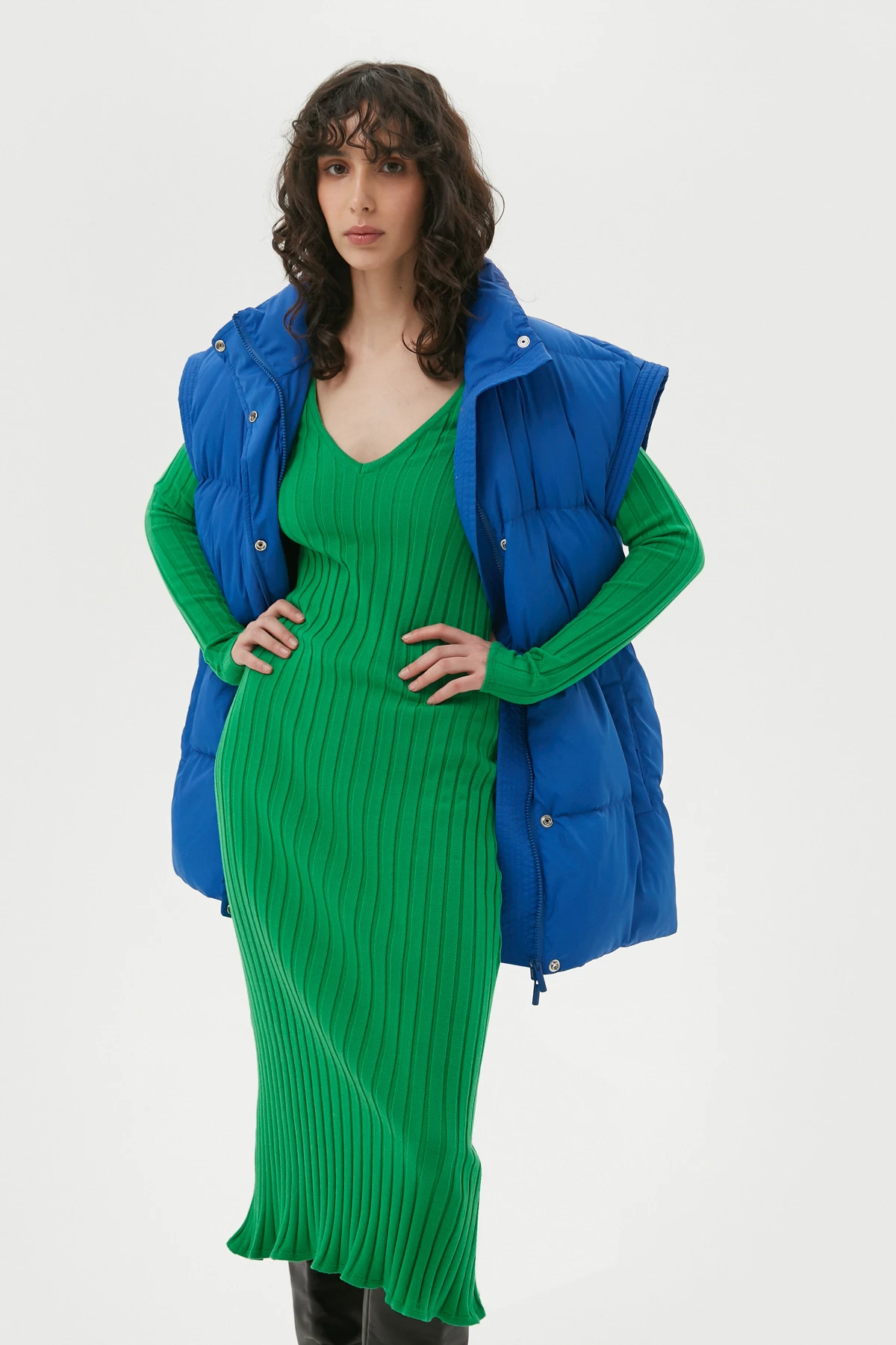 Зеленое вязаное платье миди в широкий рубчик с вискозой, фото 6