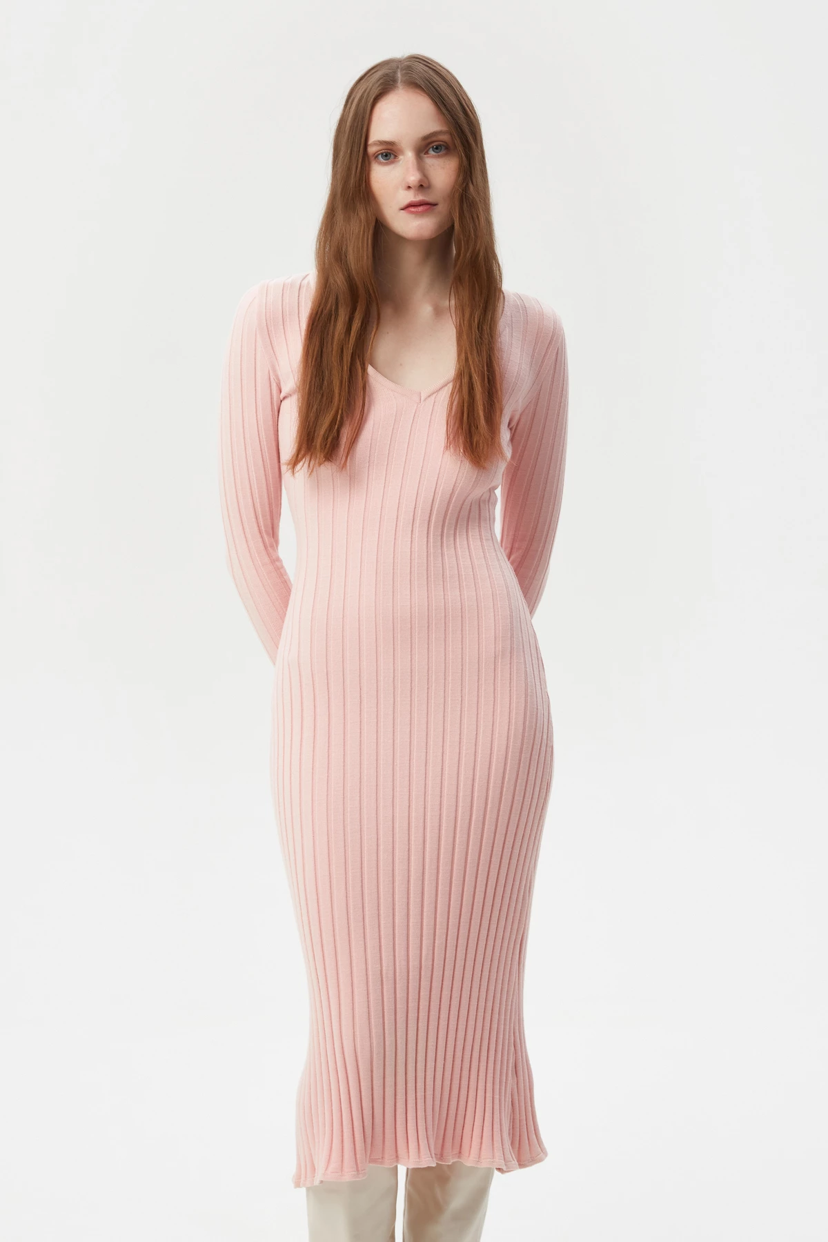 Нежно-розовое вязаное платье миди в широкий рубчик с вискозой, фото 2