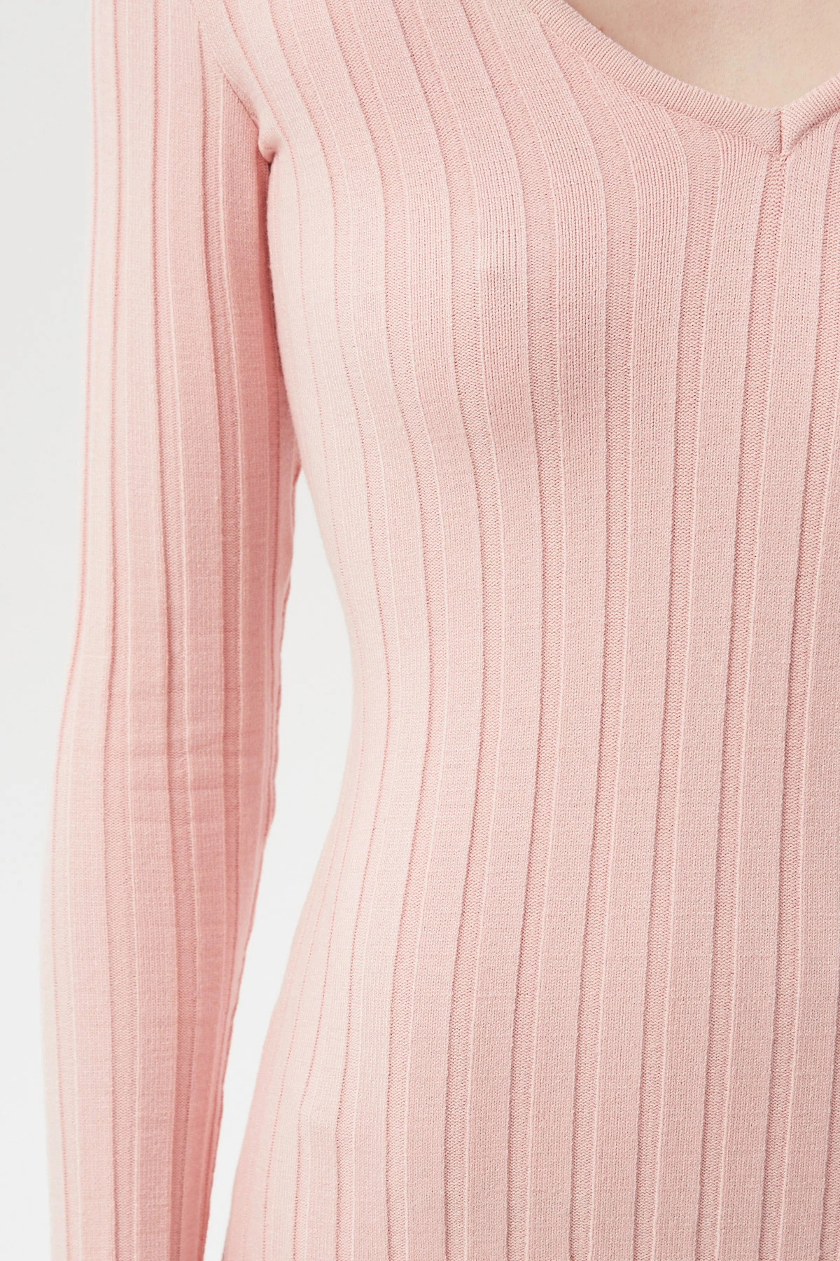Нежно-розовое вязаное платье миди в широкий рубчик с вискозой, фото 3