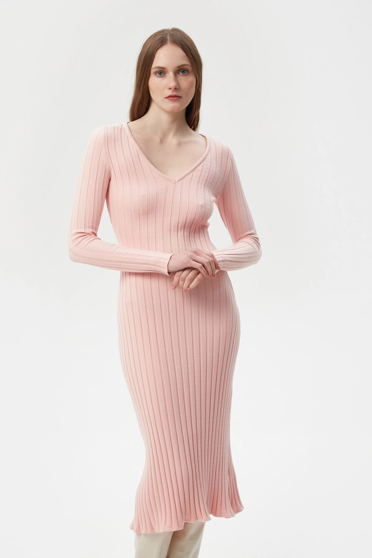 Нежно-розовое вязаное платье миди в широкий рубчик с вискозой, фото 5