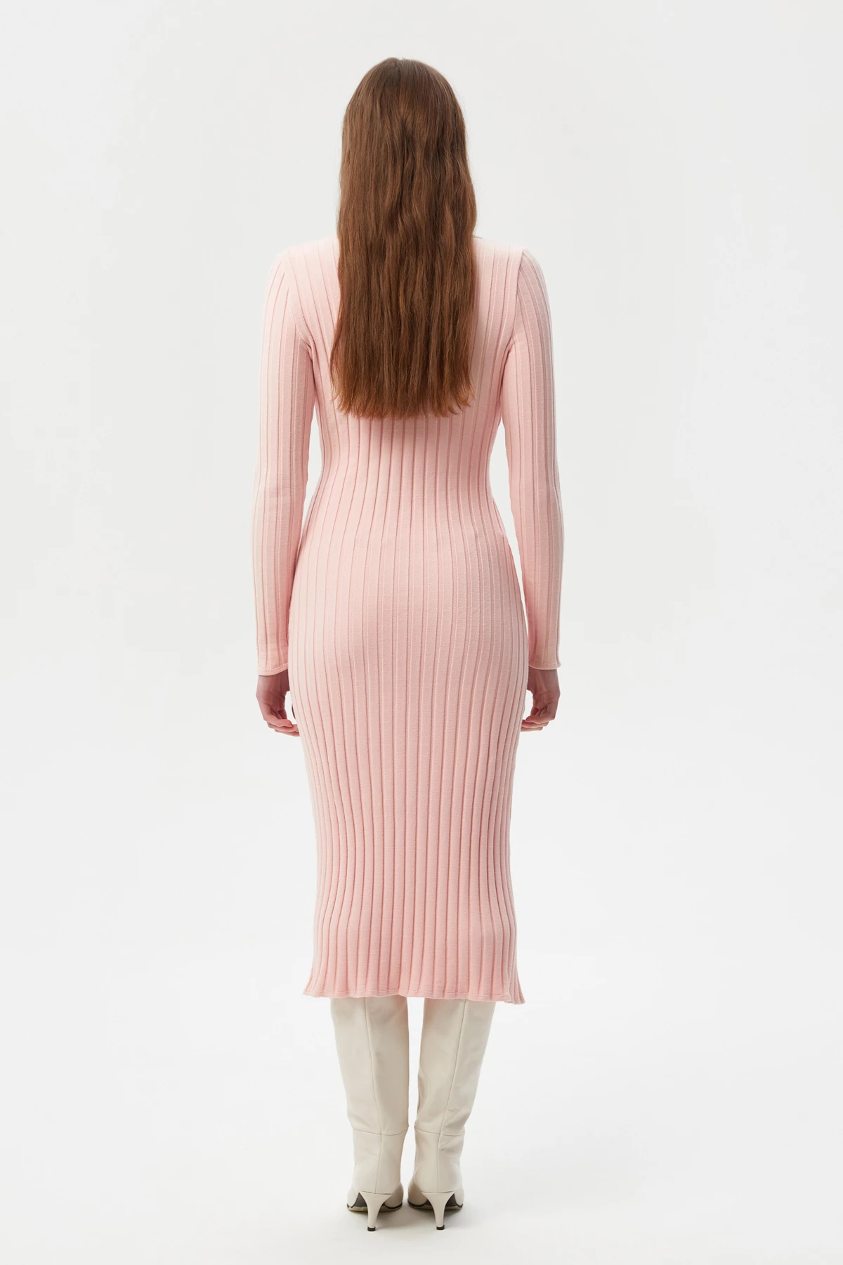 Нежно-розовое вязаное платье миди в широкий рубчик с вискозой, фото 6