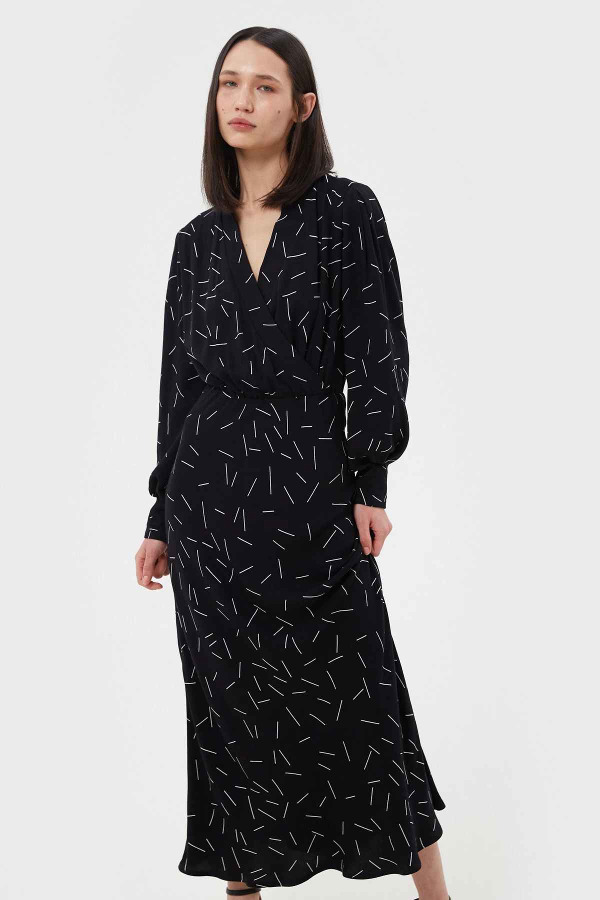 Black viscose elongated midi dress in geometric print, photo 2