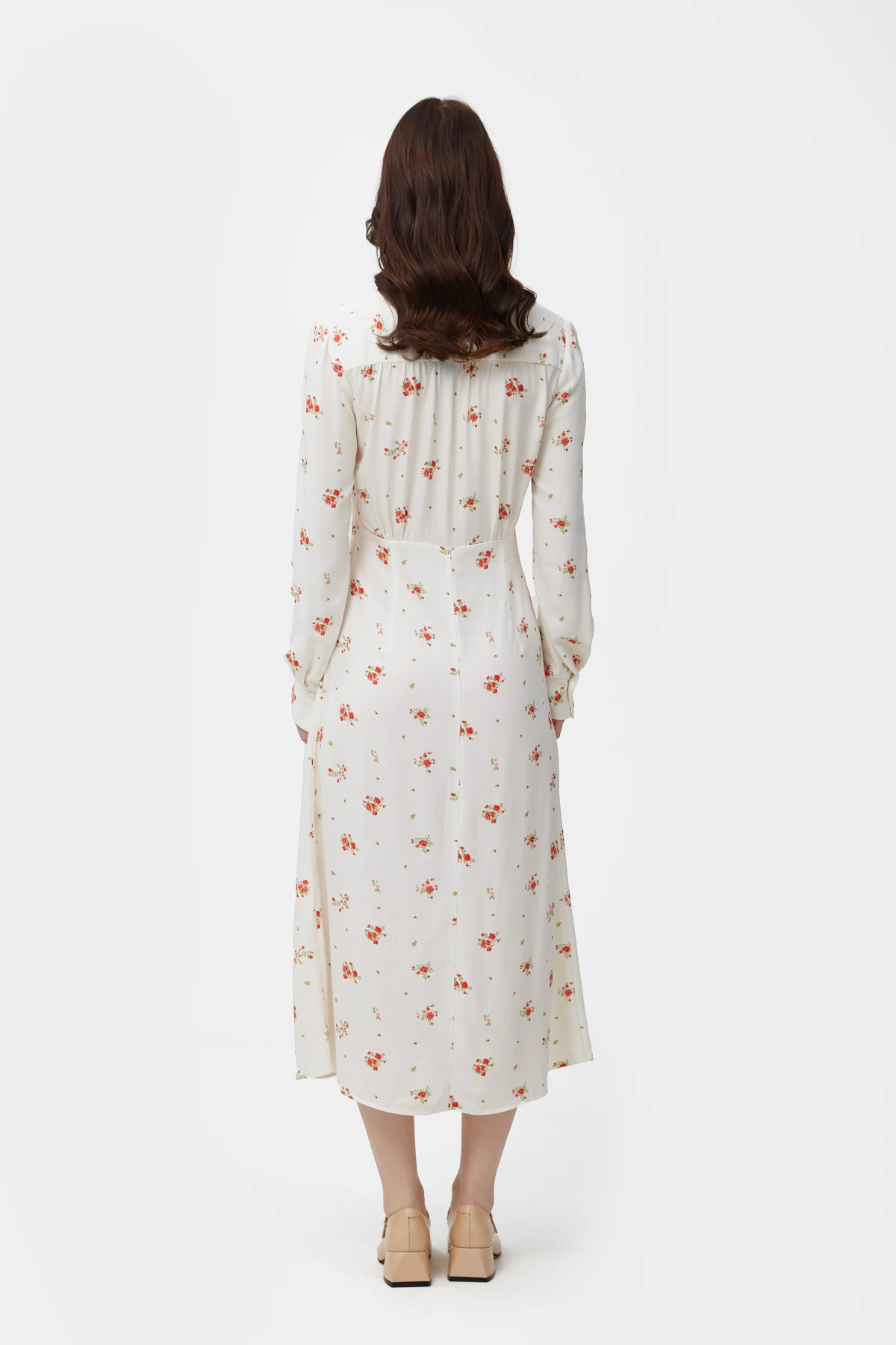 Молочное приталенное платье миди из вискозы в авторский принт красные розы, фото 4