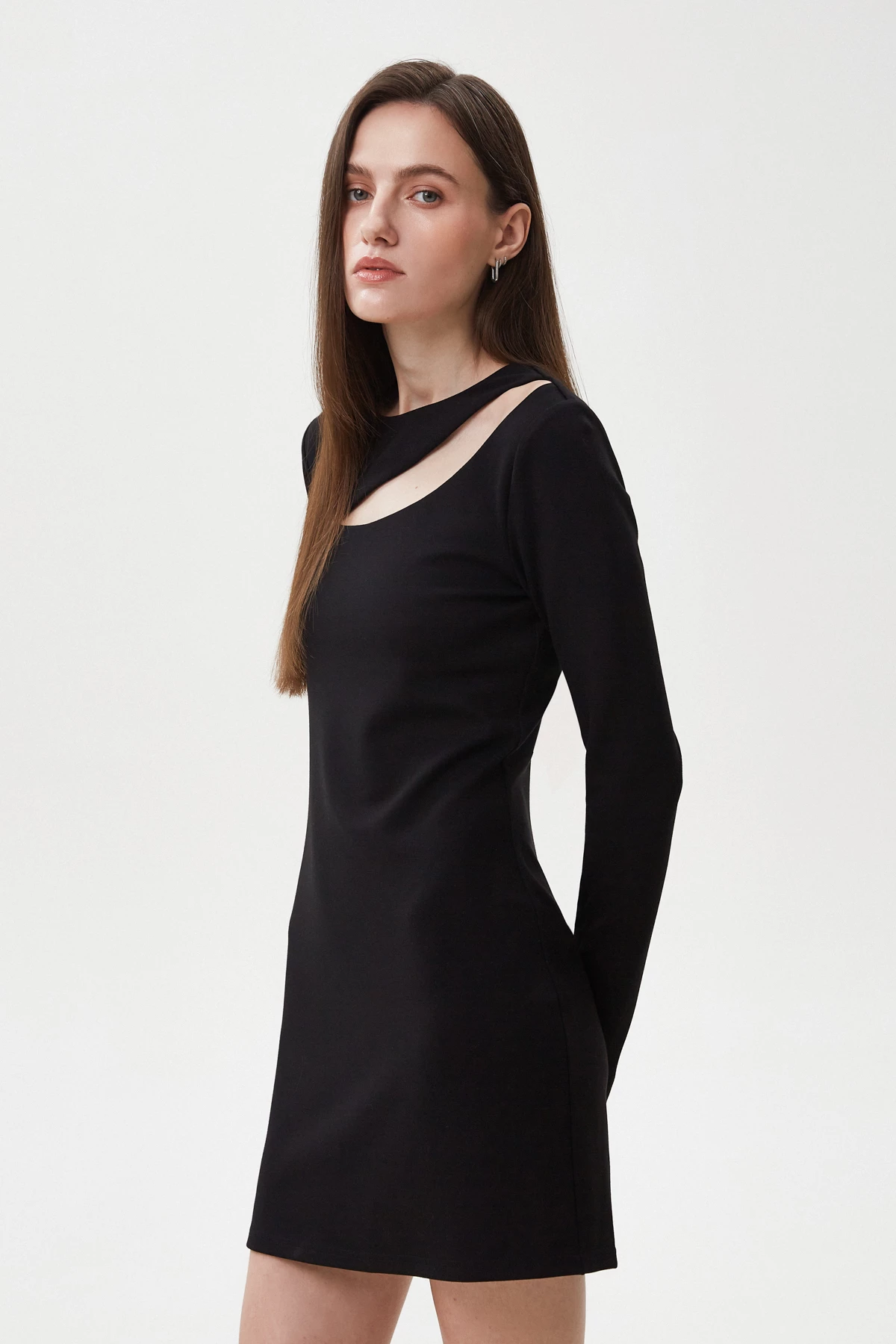 Черное короткое платье с вырезом из трикотажа с вискозой, фото 3