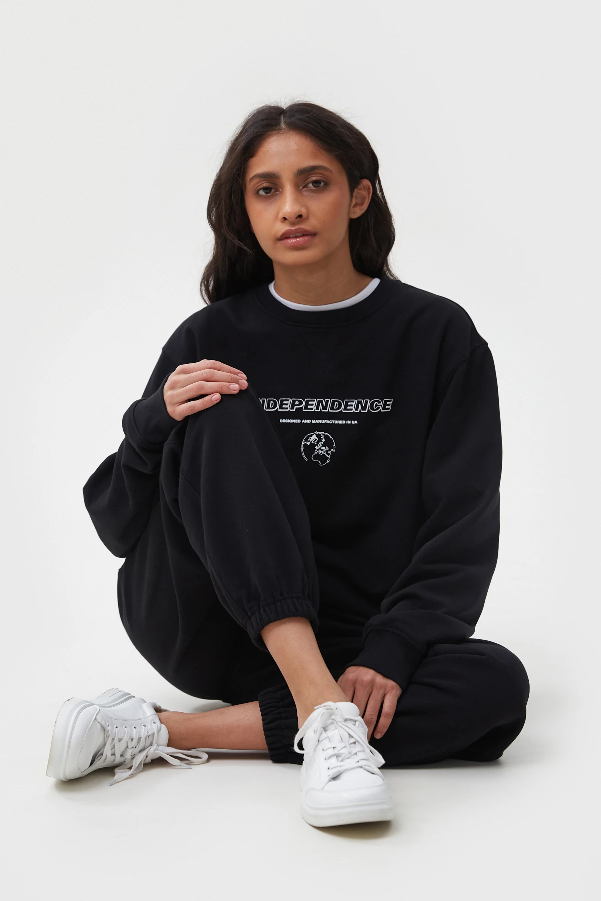 Black unisex sweatshirt with "Independence" print, photo 3