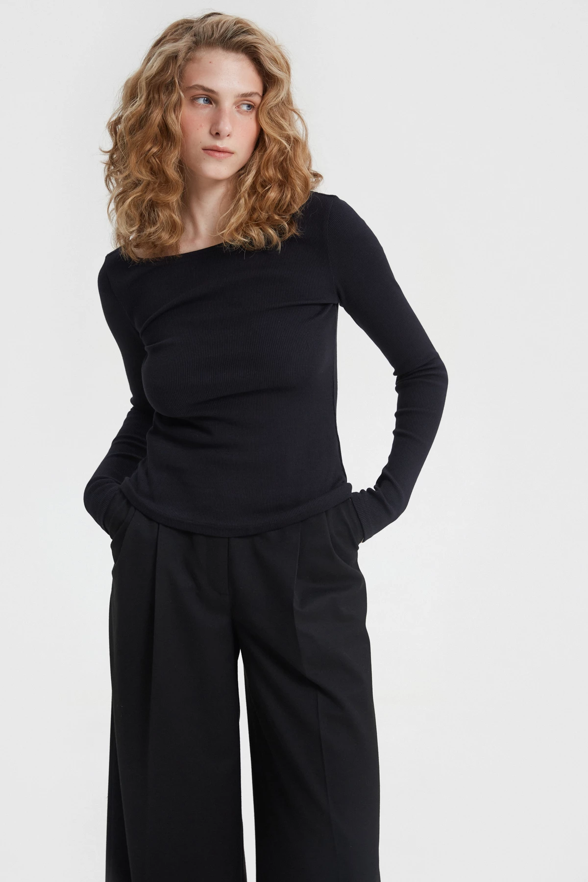 Black jersey jumper with figured neck, photo 2