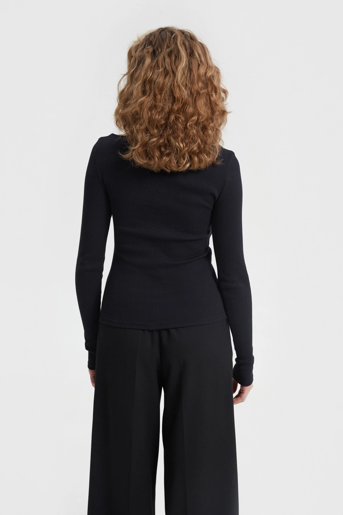 Black jersey jumper with figured neck, photo 3