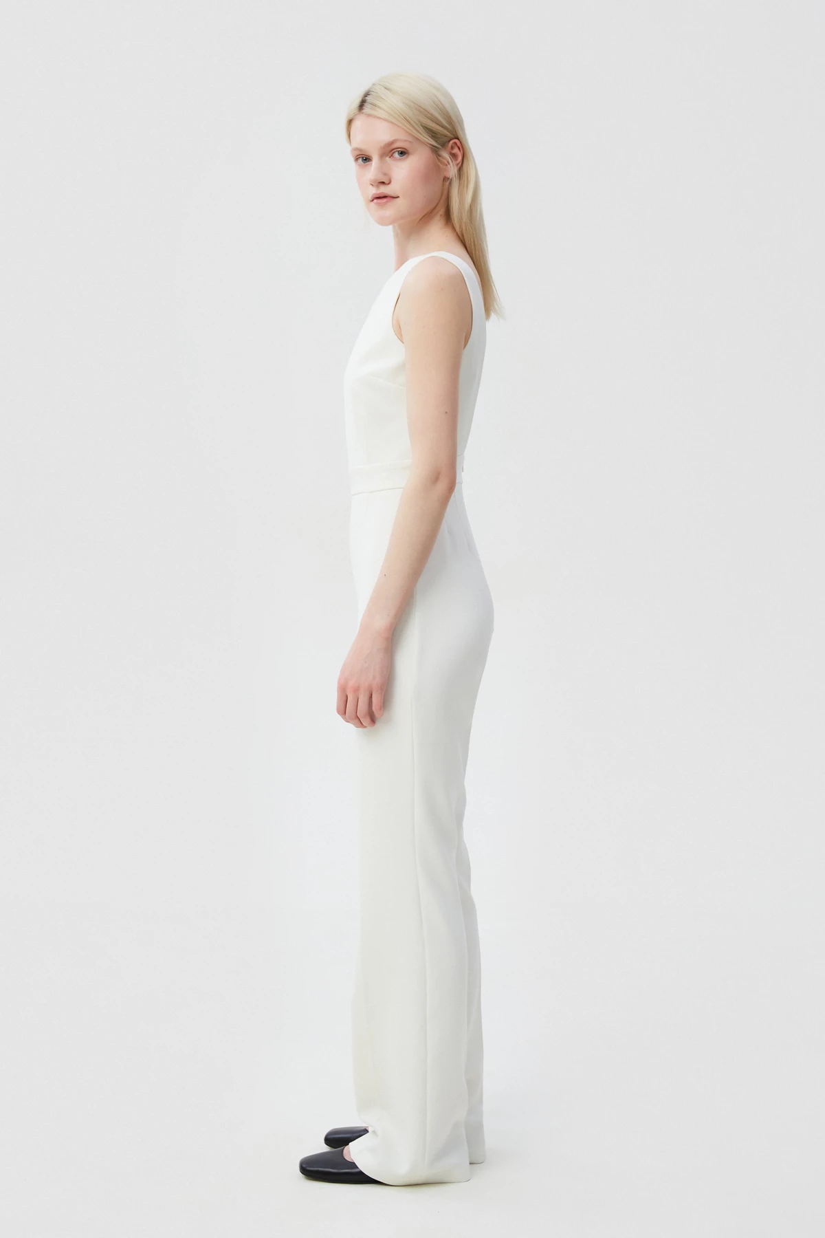 Milky jumpsuit with an open back, photo 2