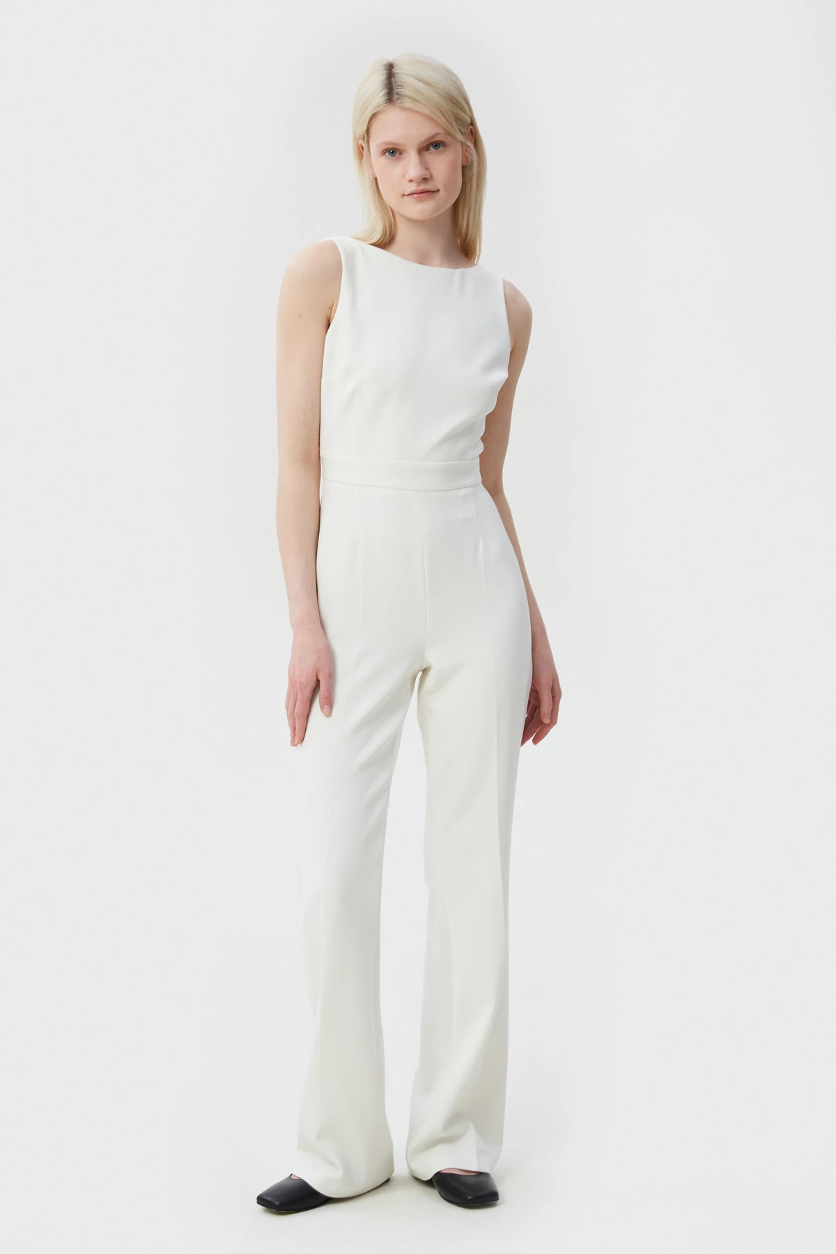 Milky jumpsuit with an open back, photo 3