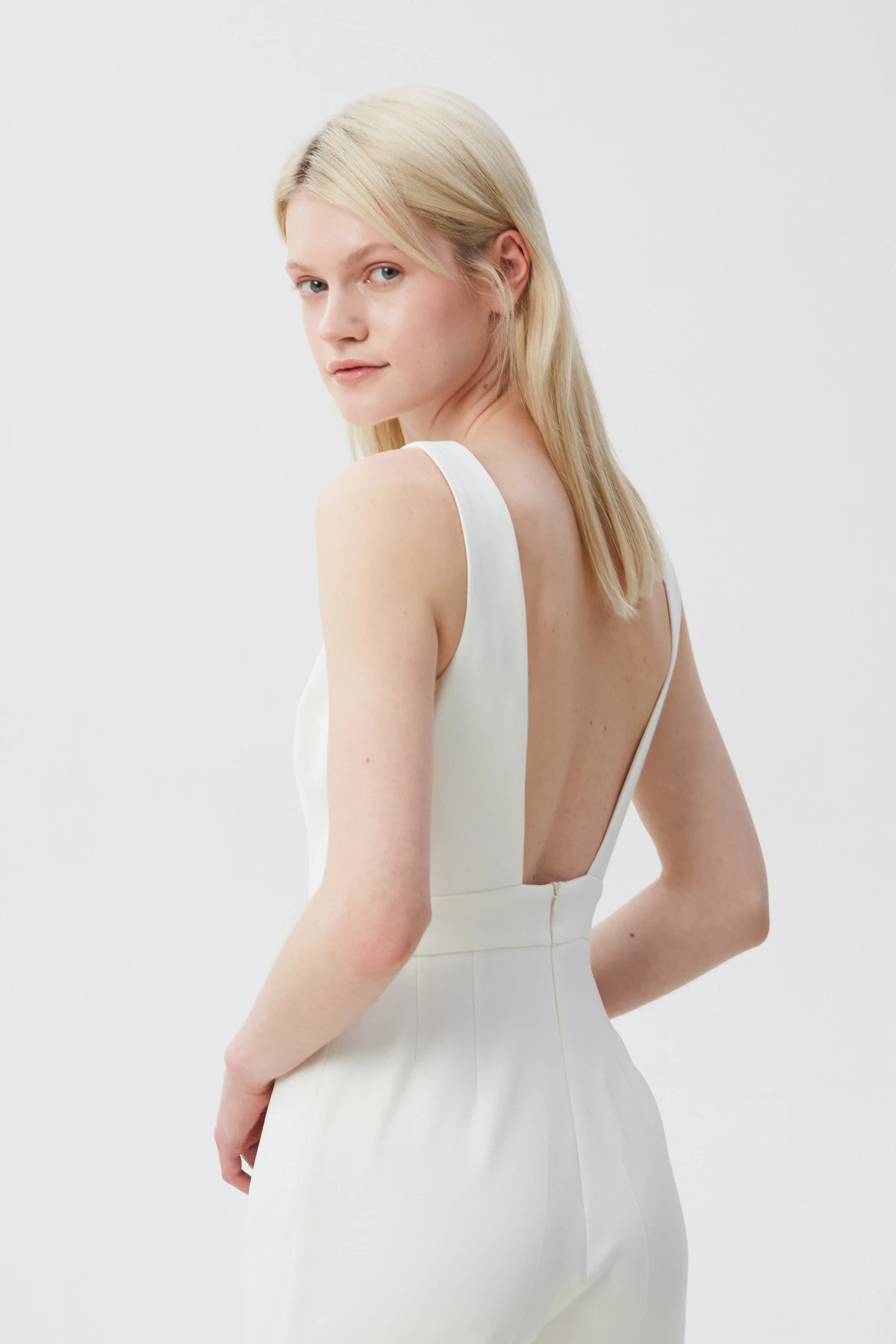 Milky jumpsuit with an open back, photo 5