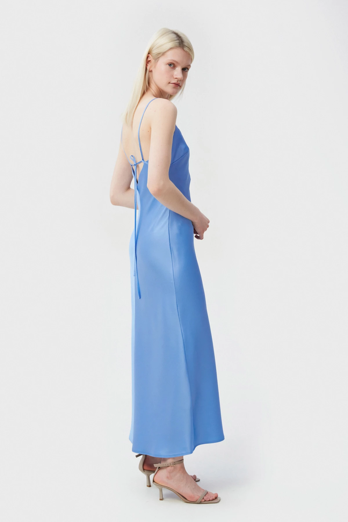 Голубое сатиновое платье длинное миди с открытой спиной, фото 1