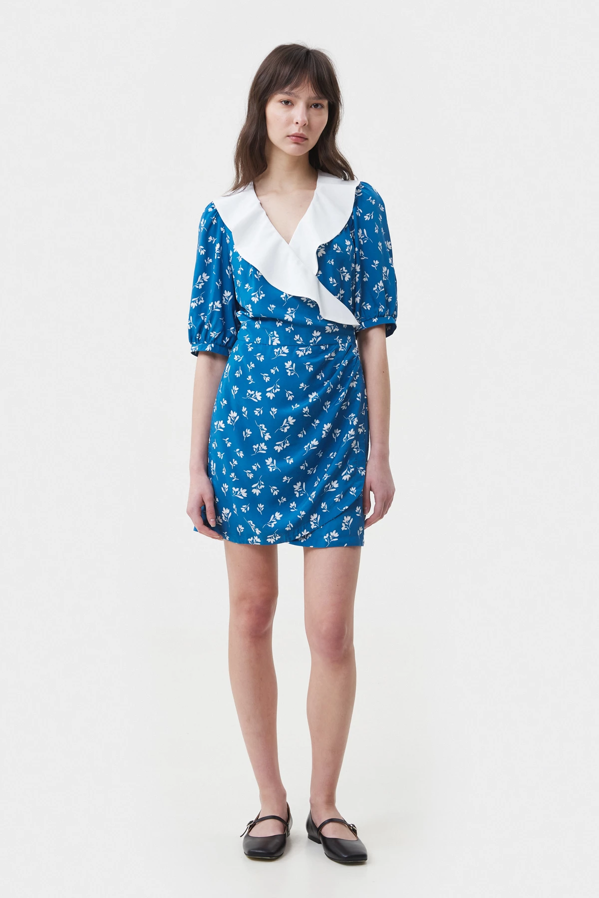 Blue viscose short dress with accent collar in floral print, photo 2