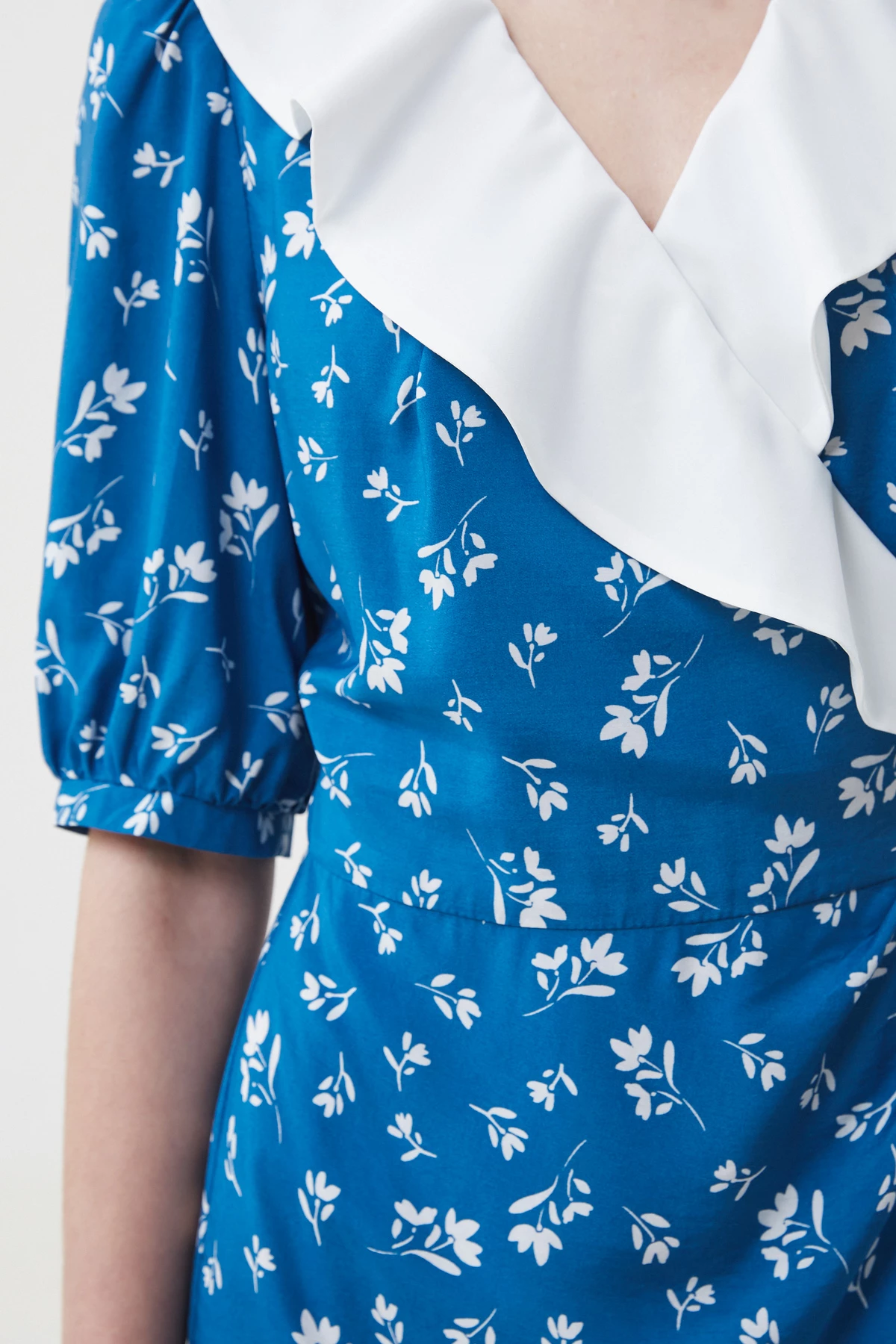 Синя коротка сукня з комірцем з віскози в білі квіти, фото 4