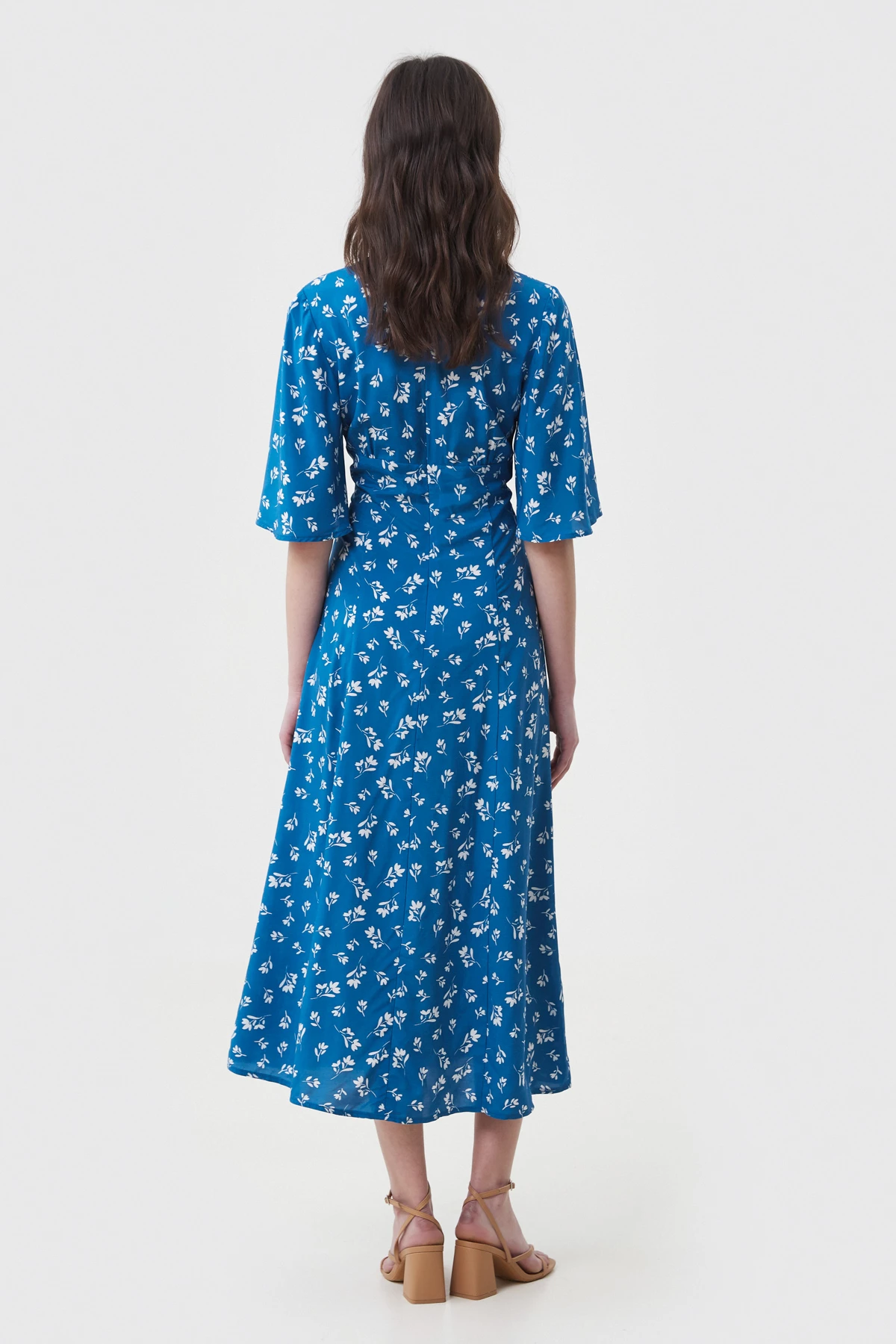 Синя сукня міді з віскози в принт білі квіти, фото 4