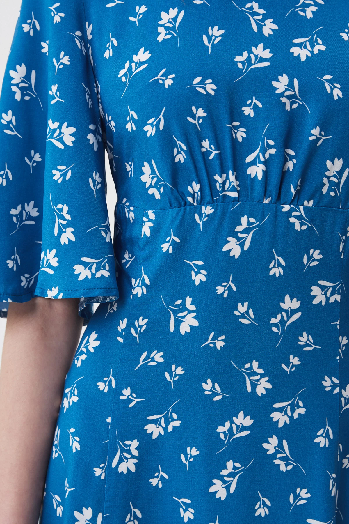 Синя сукня міді з віскози в принт білі квіти, фото 5
