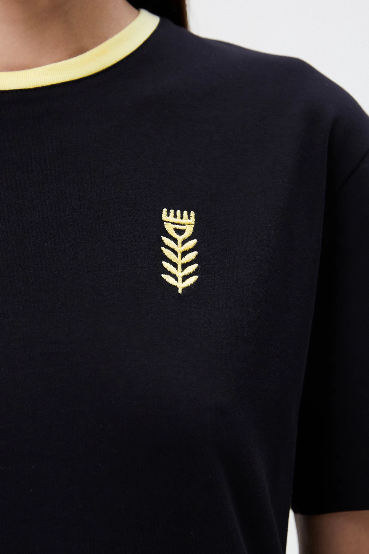 Black cotton T-shirt with "Wheat" embroidery, photo 3