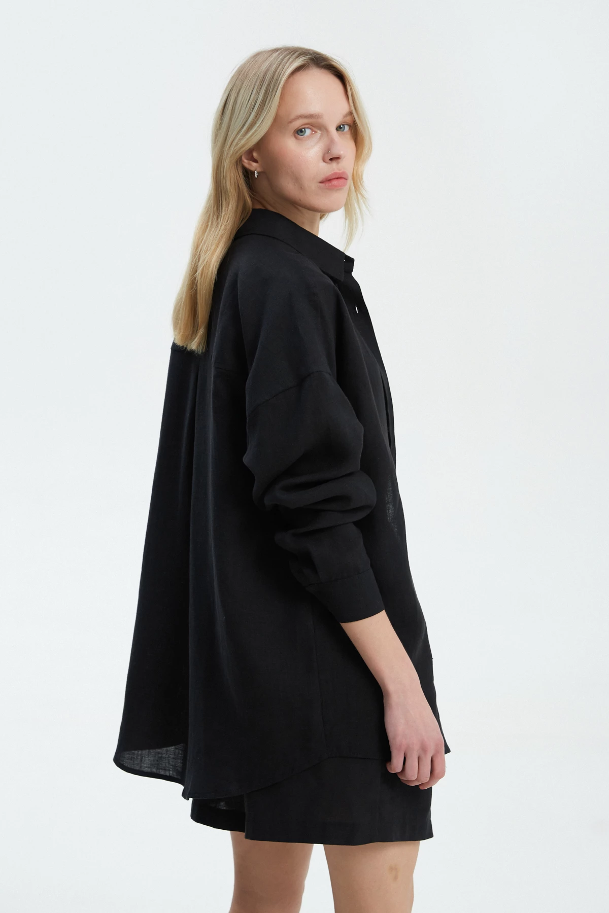 Black loose-fit shirt made of 100% linen, photo 3