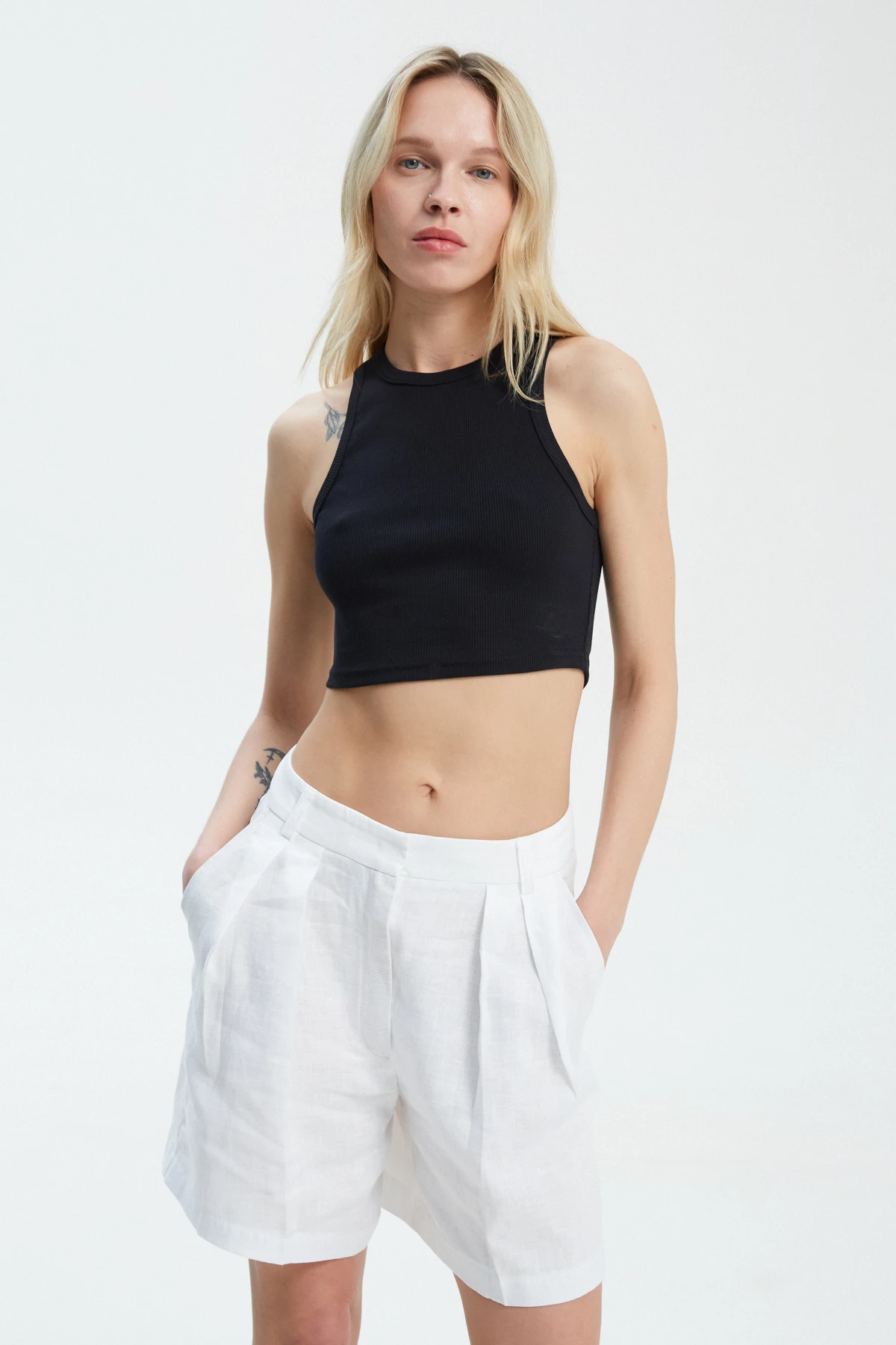 White loose-fit shorts made of 100% linen, photo 3