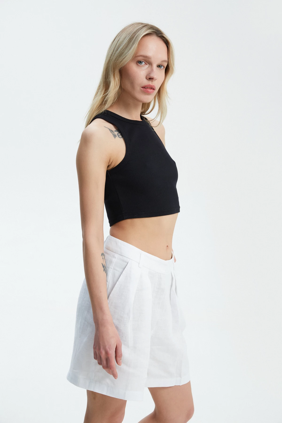 White loose-fit shorts made of 100% linen, photo 4