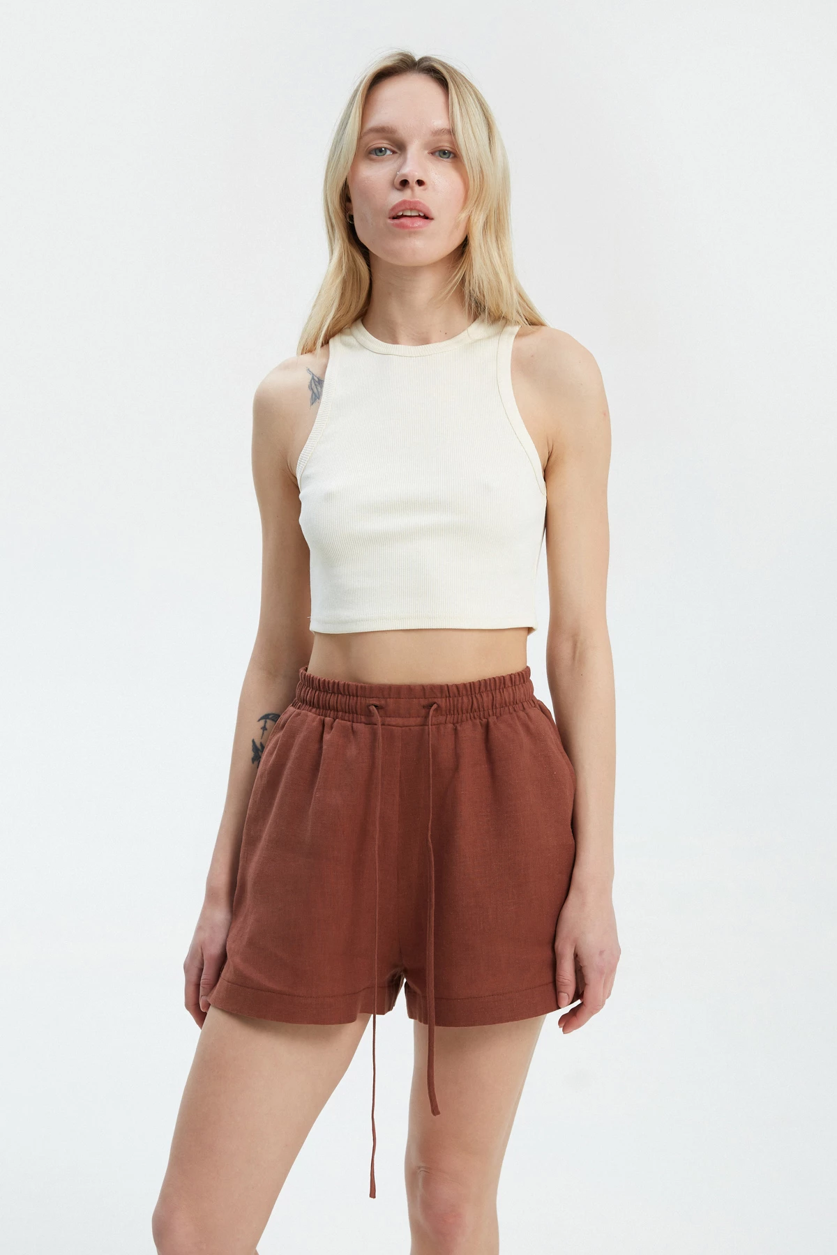 Chocolate loose-fit shorts made of 100% linen, photo 2