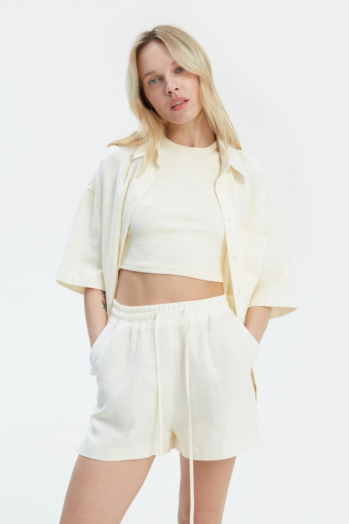 Milky loose-fit shorts made of 100% linen, photo 4