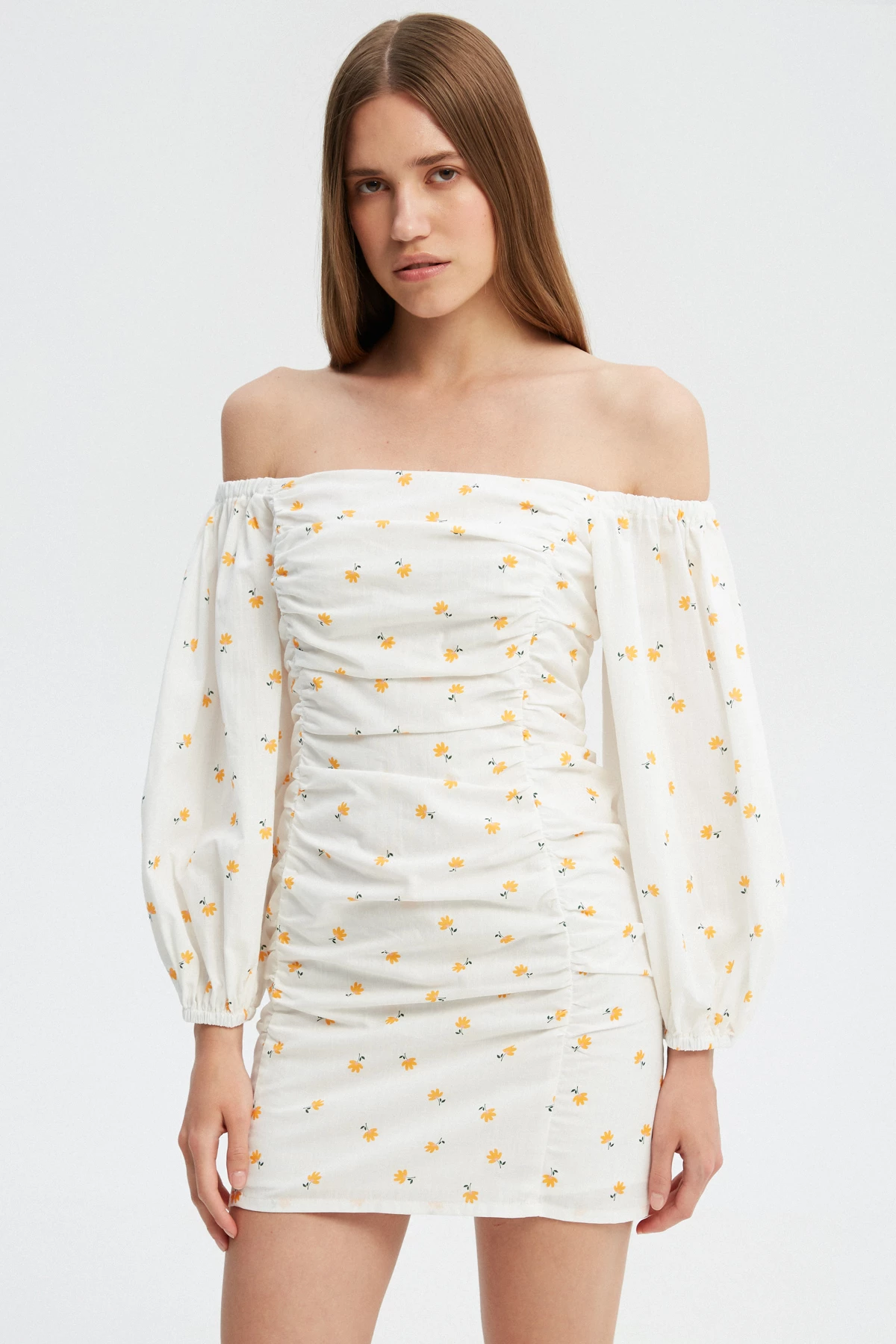 Біла сукня з драпіруванням з бавовни в авторський принт жовті квіти , фото 1