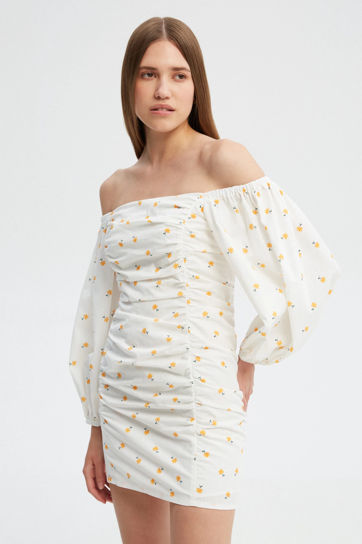 Біла сукня з драпіруванням з бавовни в авторський принт жовті квіти , фото 2