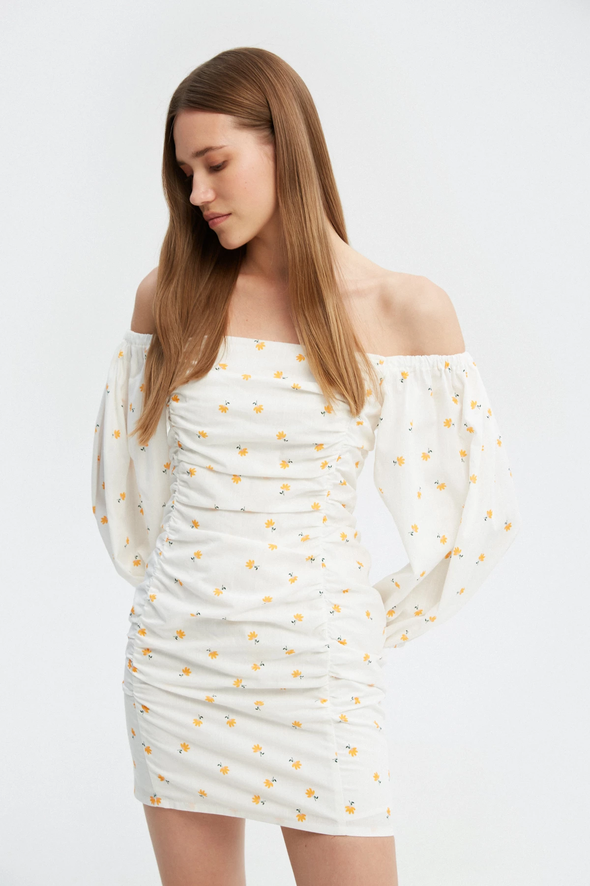 Біла сукня з драпіруванням з бавовни в авторський принт жовті квіти , фото 4