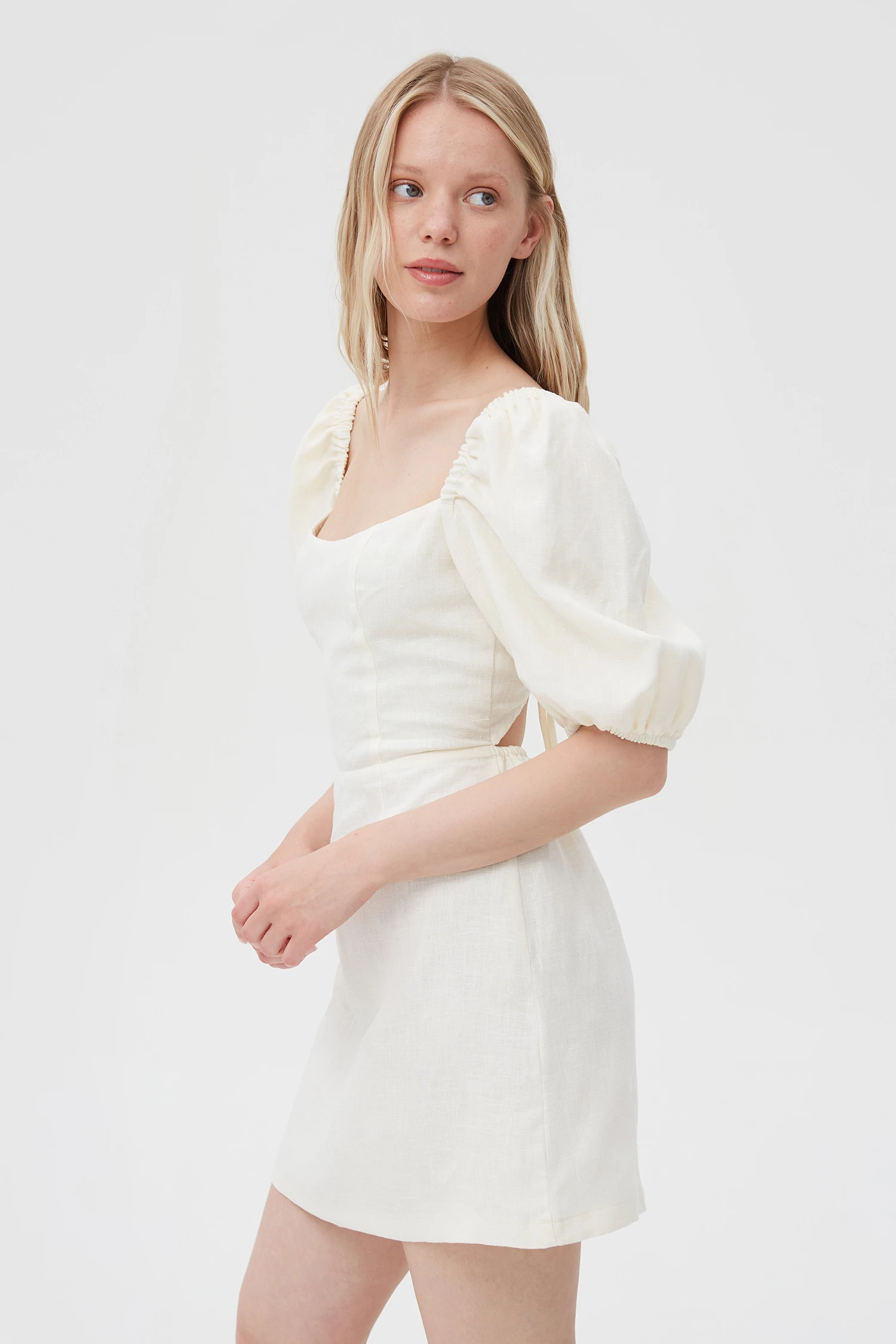 Молочна коротка лляна сукня з відкритою спиною, фото 3