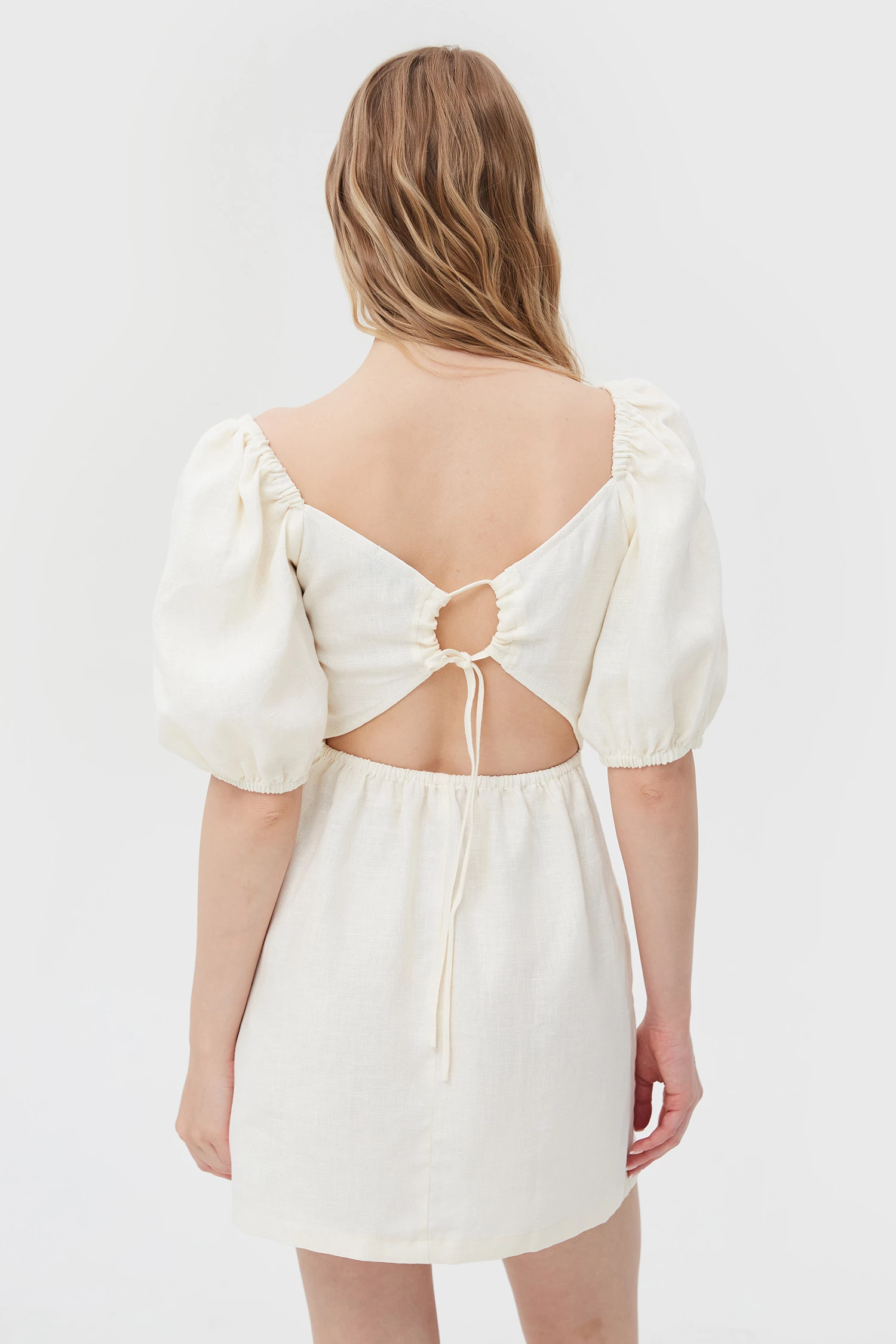 Молочна коротка лляна сукня з відкритою спиною, фото 4