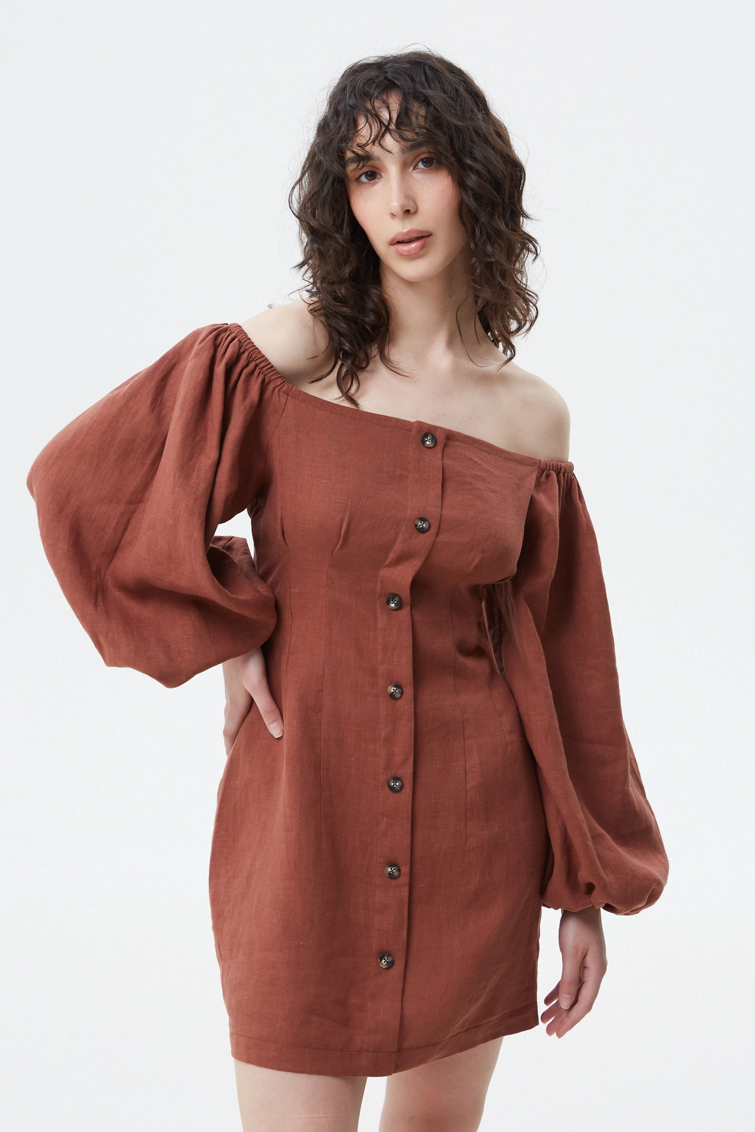 Chocolate short linen dress with open shoulders, photo 1