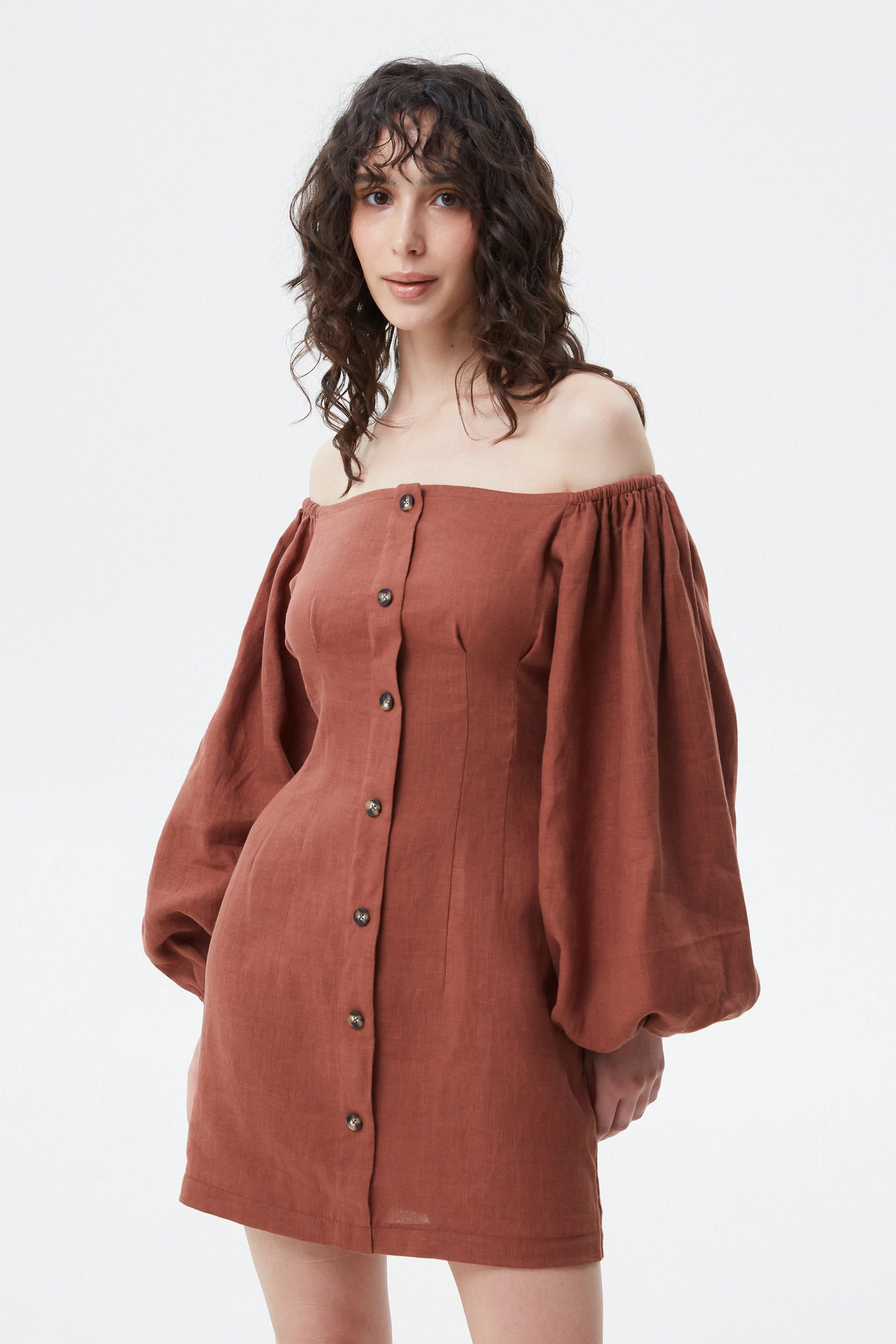 Шоколадна коротка лляна сукня з відкритими плечима, фото 1