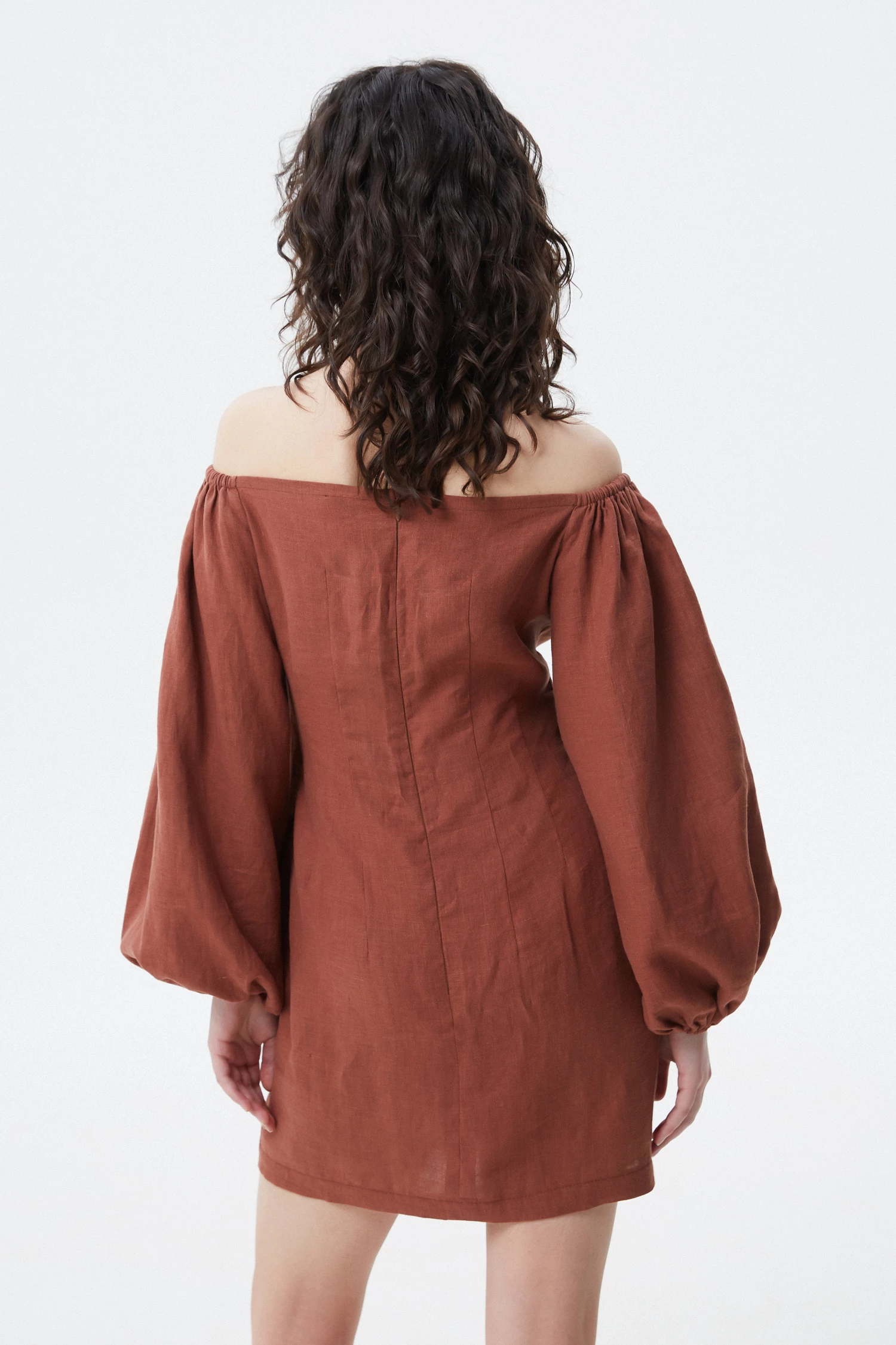 Шоколадна коротка лляна сукня з відкритими плечима, фото 4