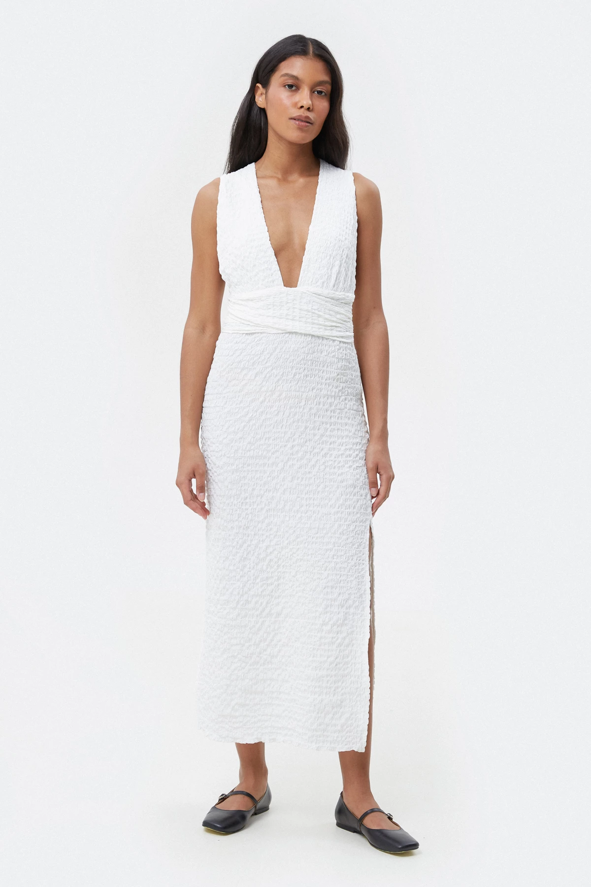 Молочна сукня міді з глибоким вирізом з жатої віскози, фото 1