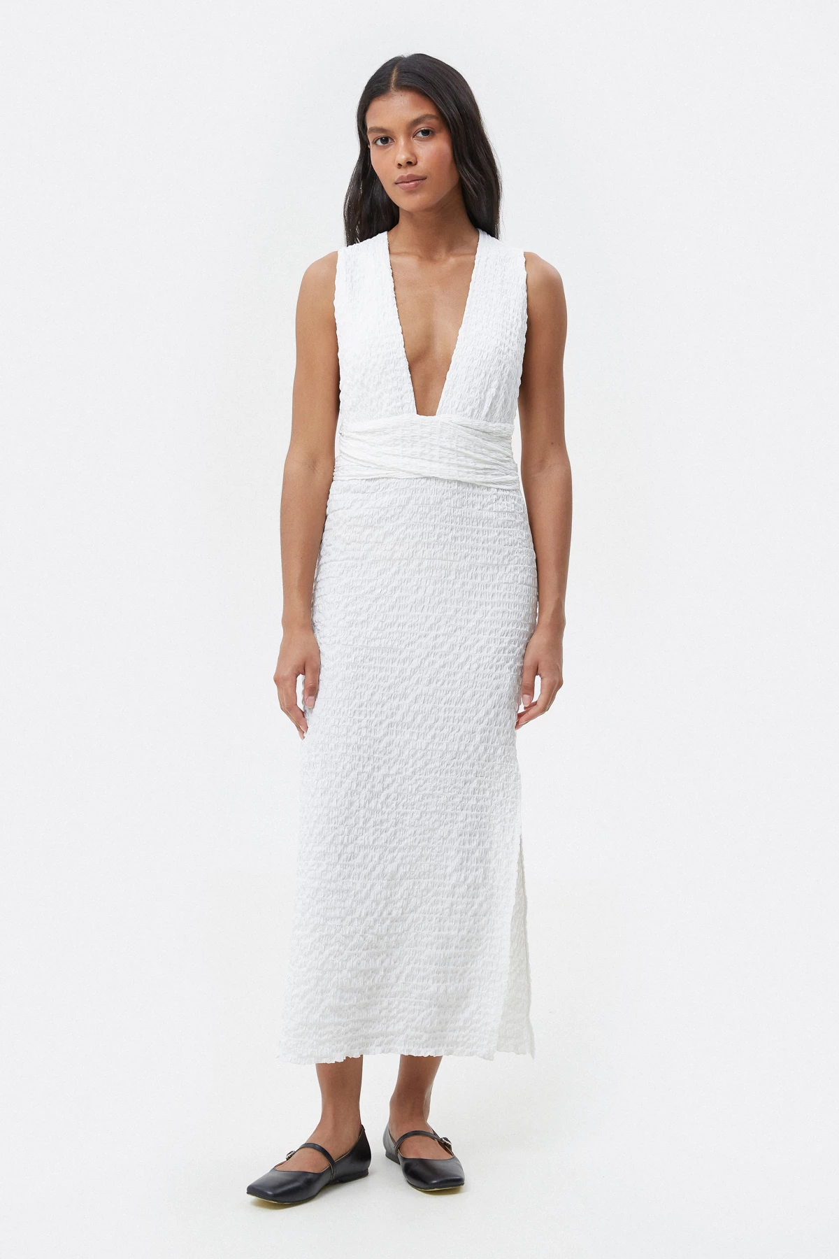 Молочна сукня міді з глибоким вирізом з жатої віскози, фото 6
