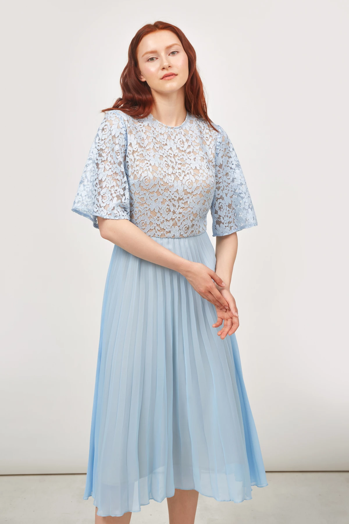 Платье миди из голубого кружева и шифоном солье, фото 1