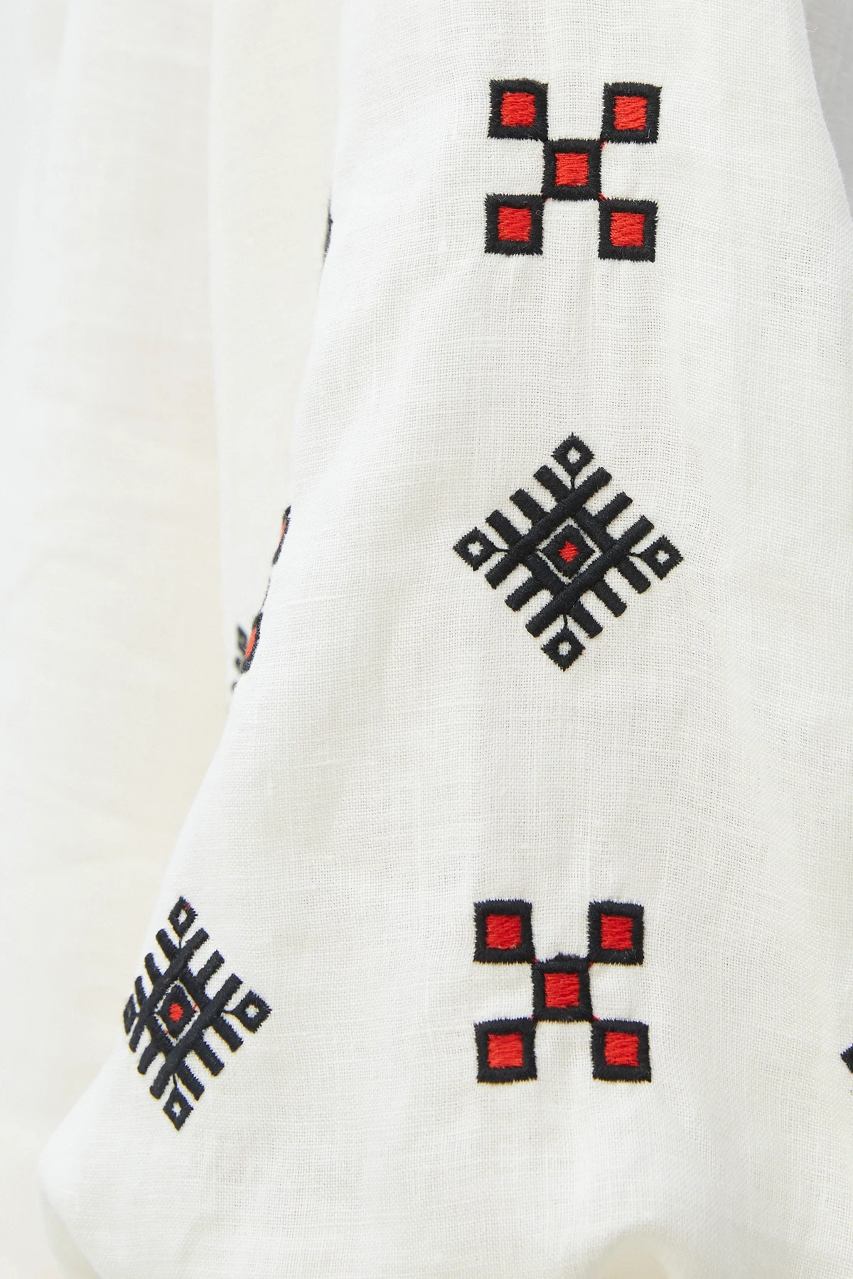 Молочна вишита сорочка в геометричний орнамент зі 100% льону, фото 5