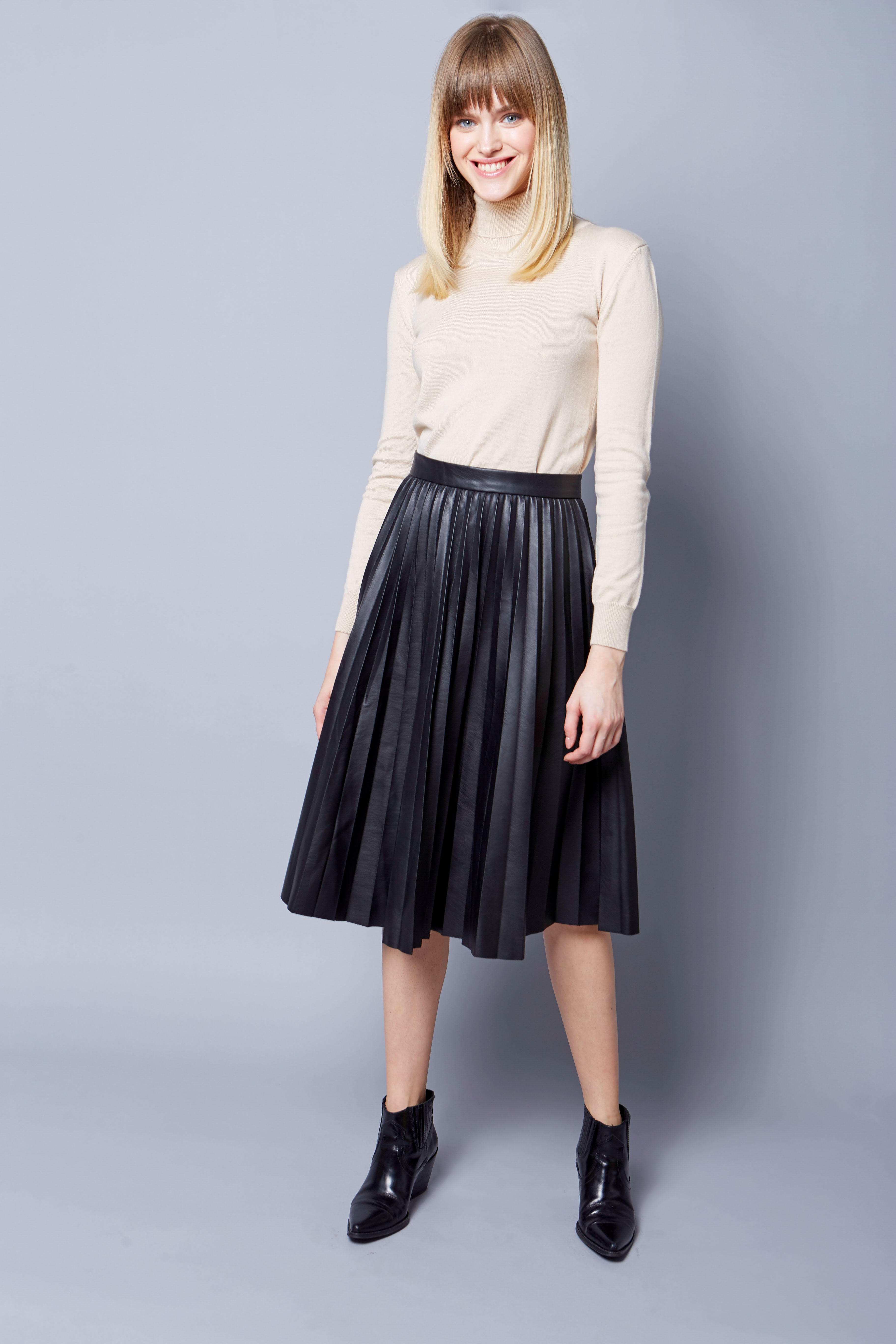 Below the knee pleated black eco-leather skirt, photo 1