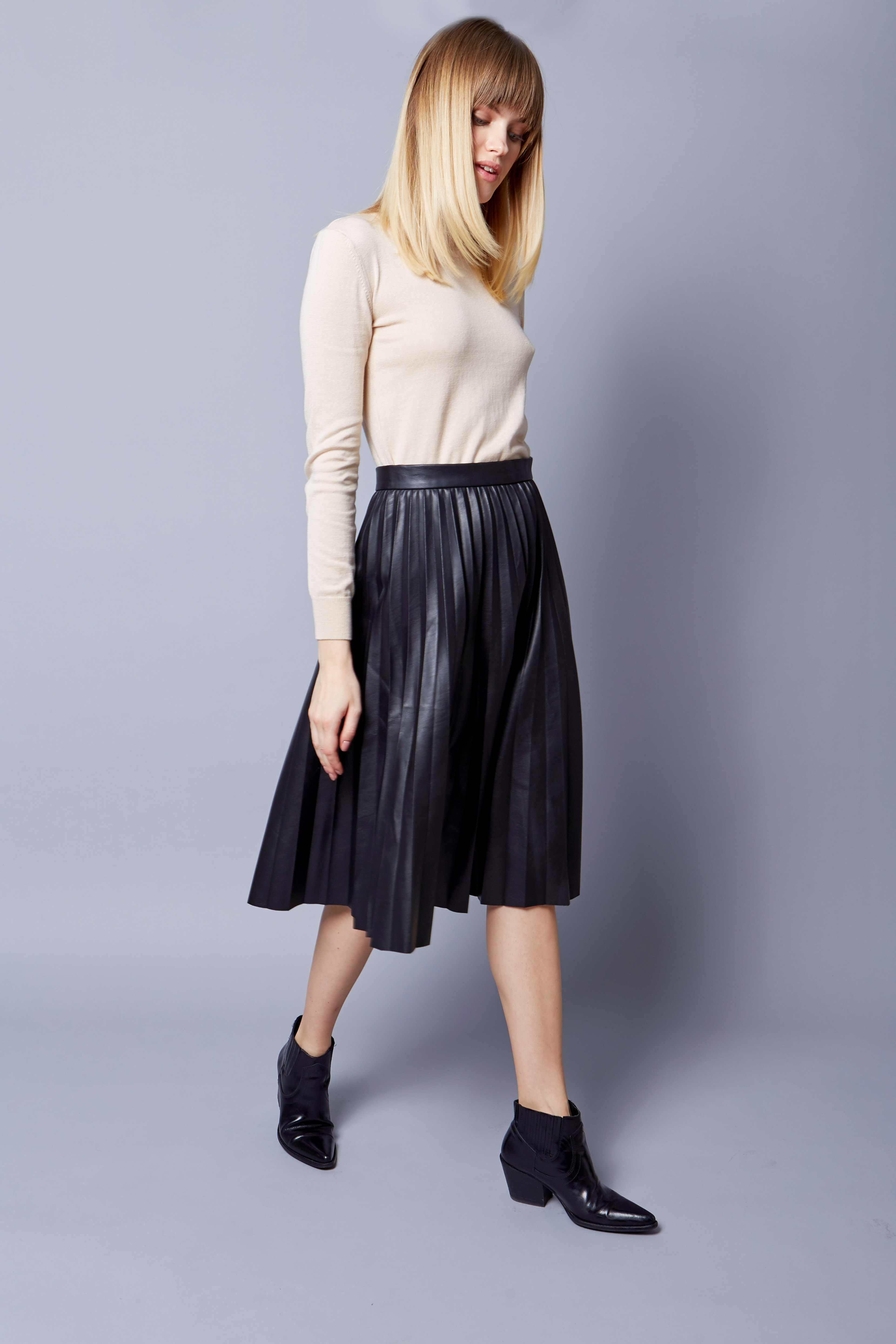 Below the knee pleated black eco-leather skirt, photo 2