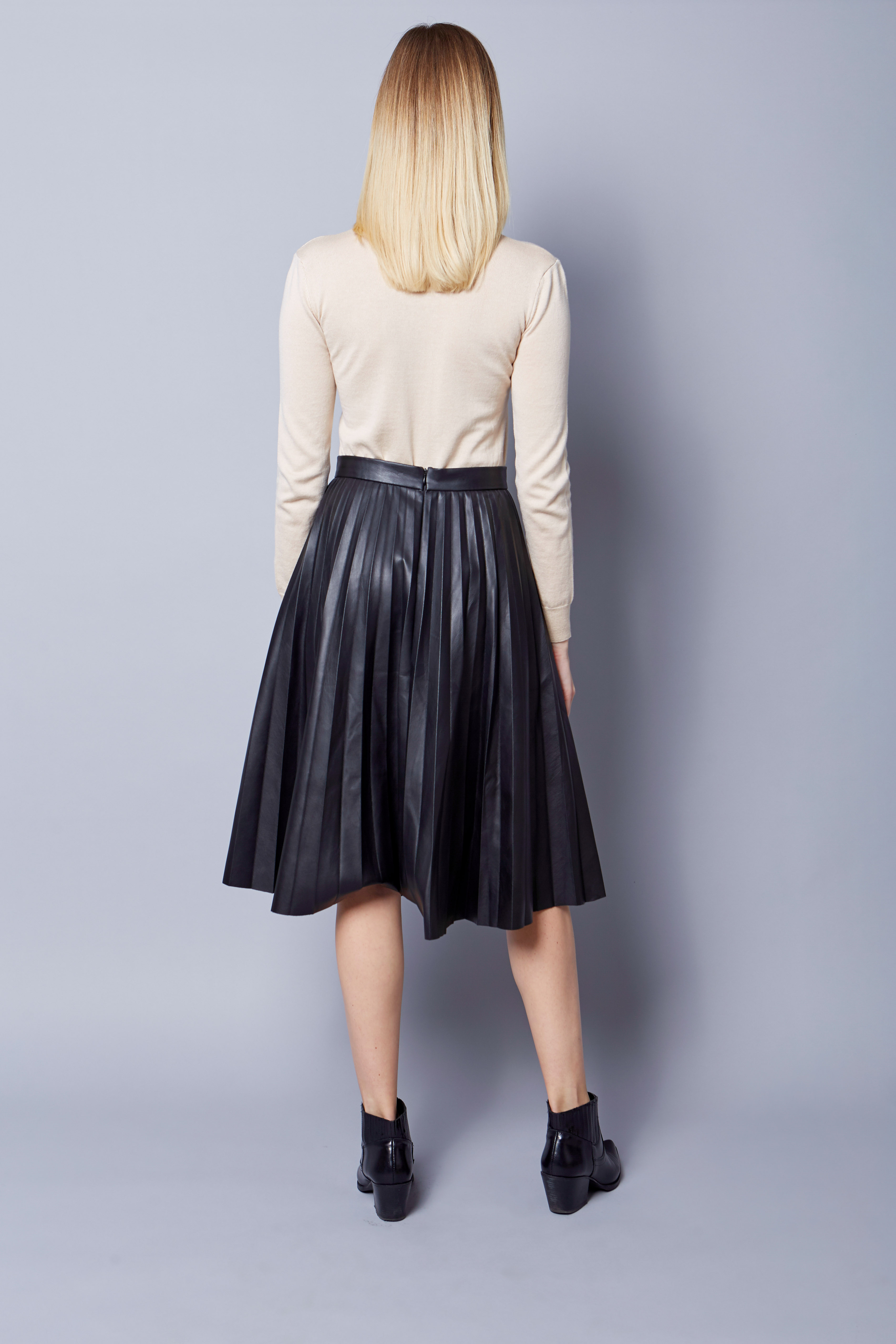 Below the knee pleated black eco-leather skirt, photo 4