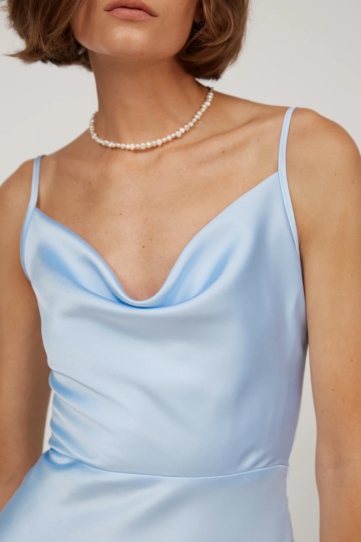 Сукня-комбінація блакитного кольору зі щільного сатину зі складкою в області декольте, фото 3