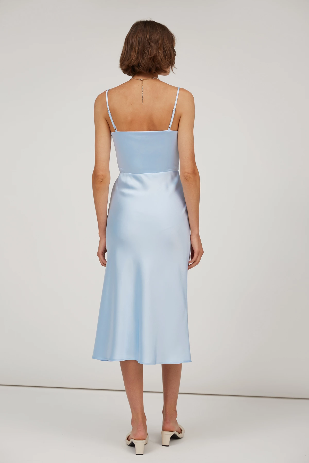 Сукня-комбінація блакитного кольору зі щільного сатину зі складкою в області декольте, фото 4