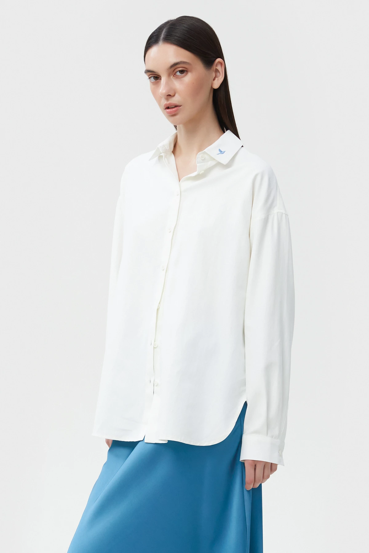 Loose-fit white shirt with "Nightingale" embroidery, photo 1