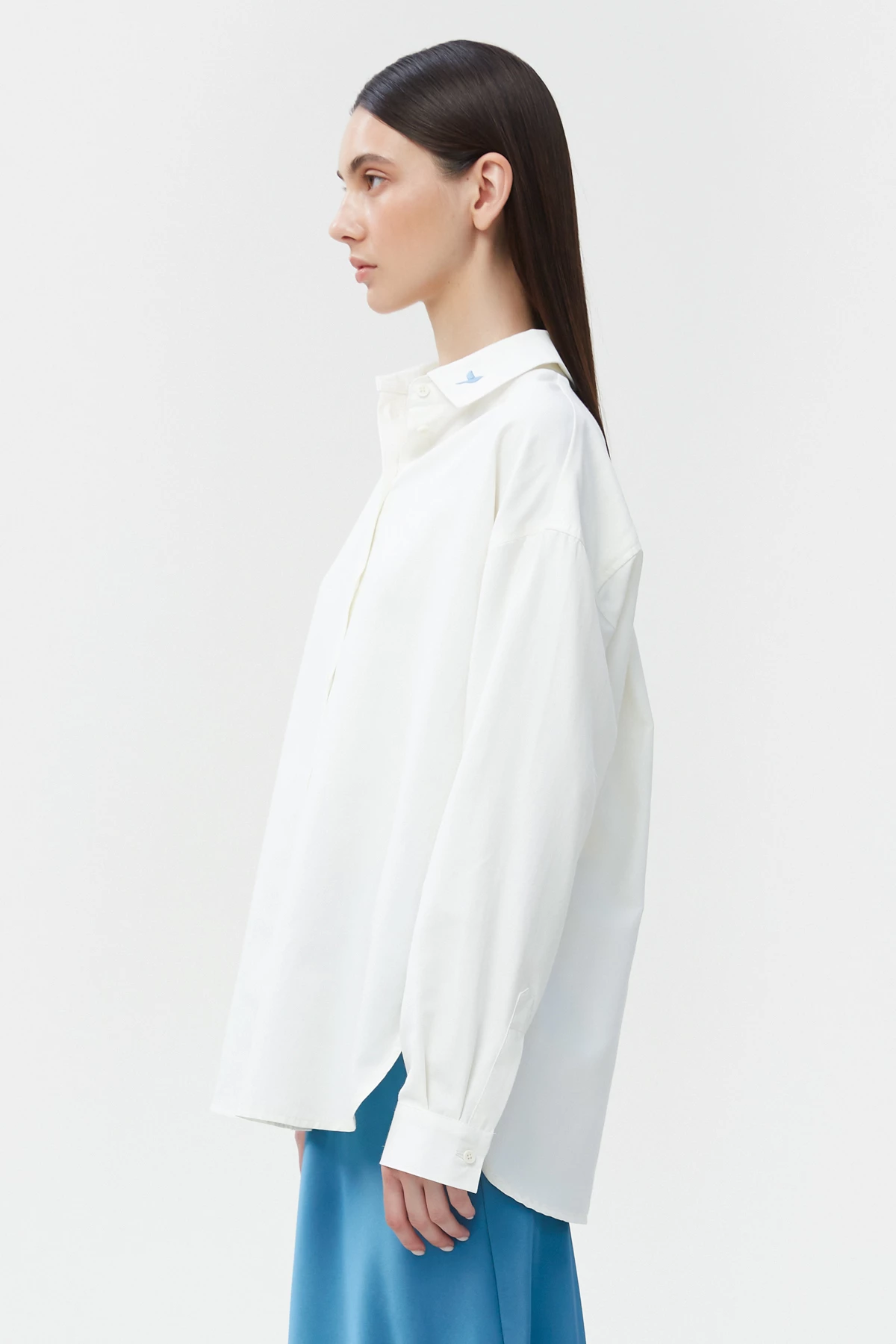 Loose-fit white shirt with "Nightingale" embroidery, photo 3
