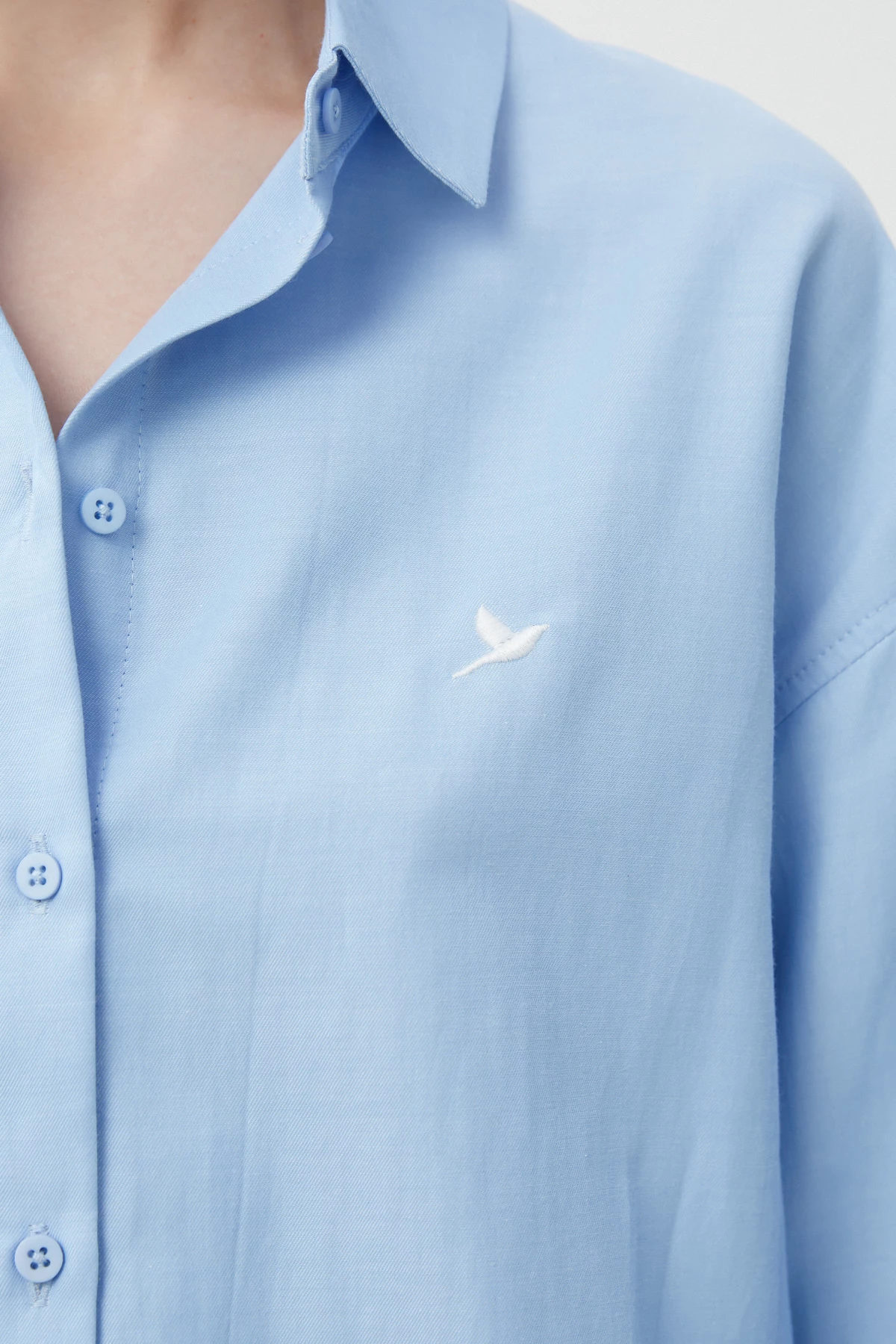 Loose-fit blue shirt with "Nightingale" embroidery, photo 3
