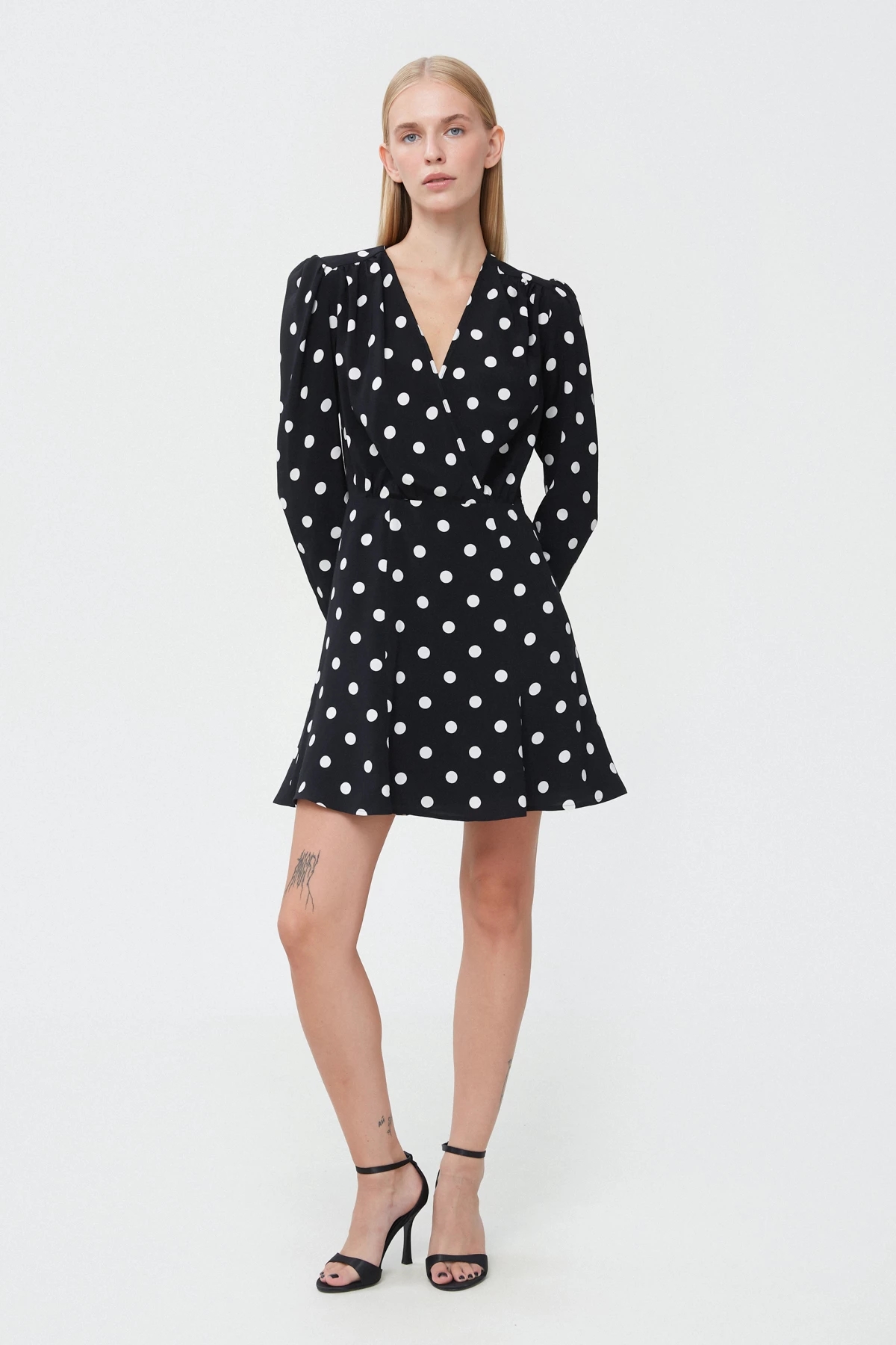Short black viscose dress with polka dot print, photo 3