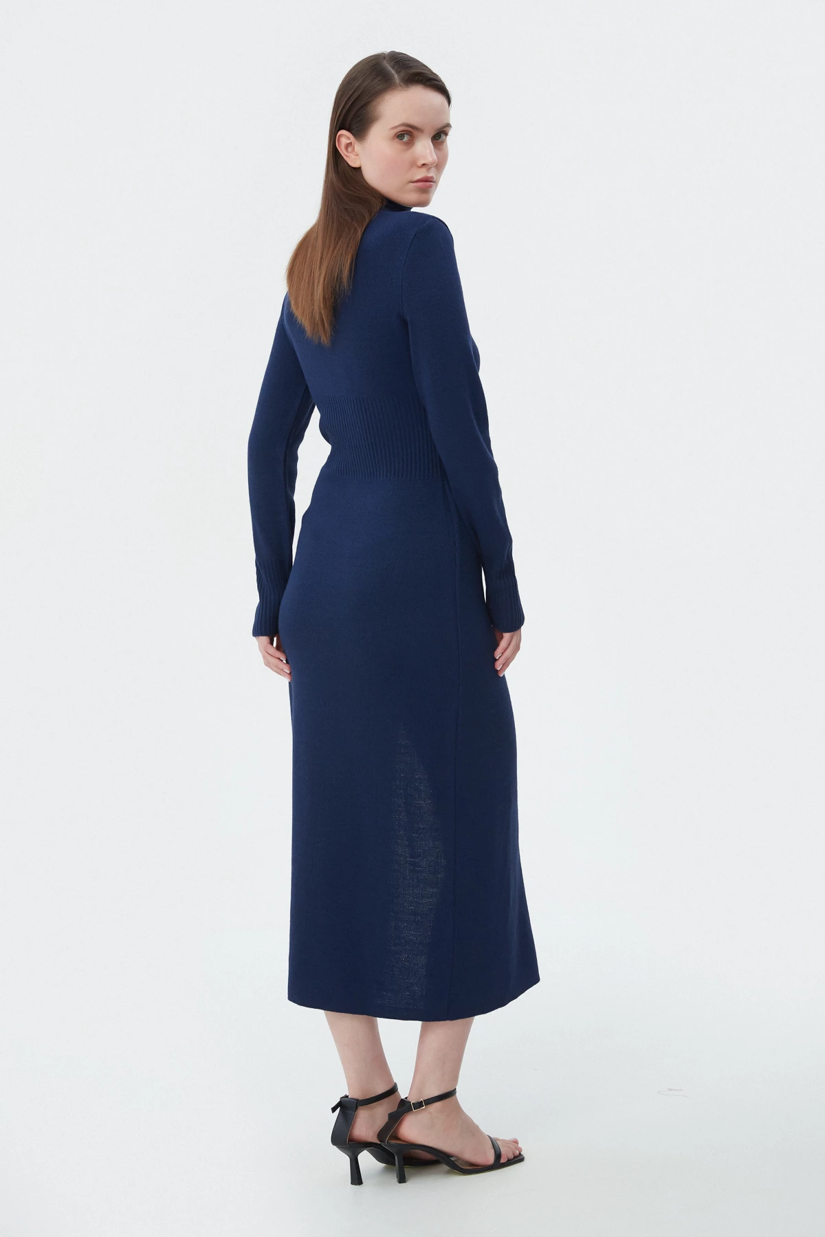 Темно-синя в'язана приталена сукня міді з вовни, фото 3