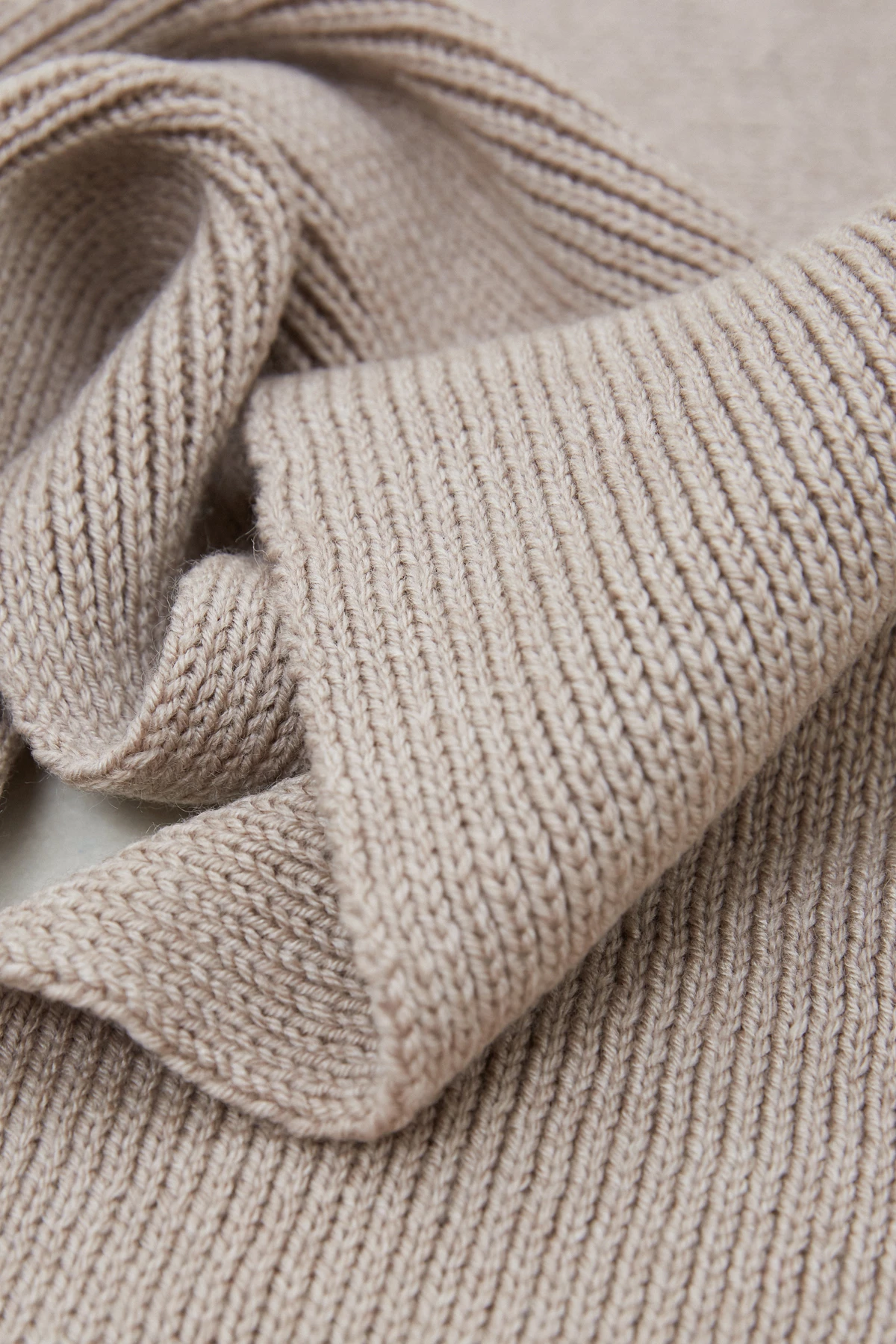 Knitted woolen light beige scarf, photo 2